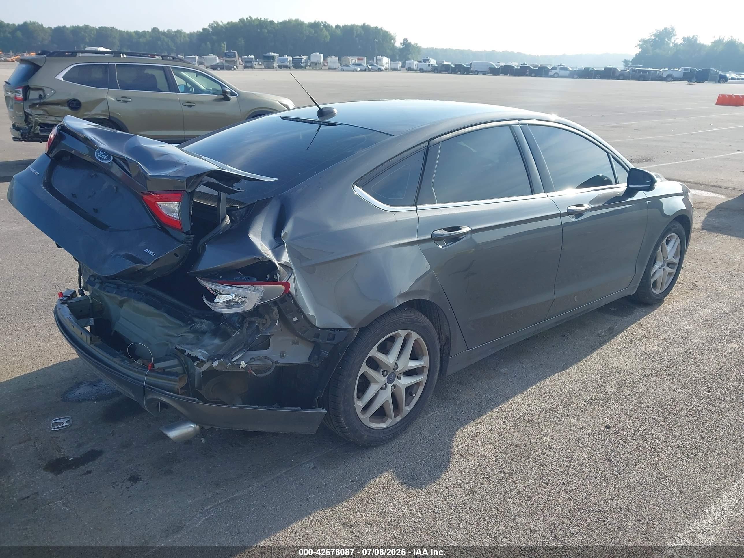 FORD FUSION image 4