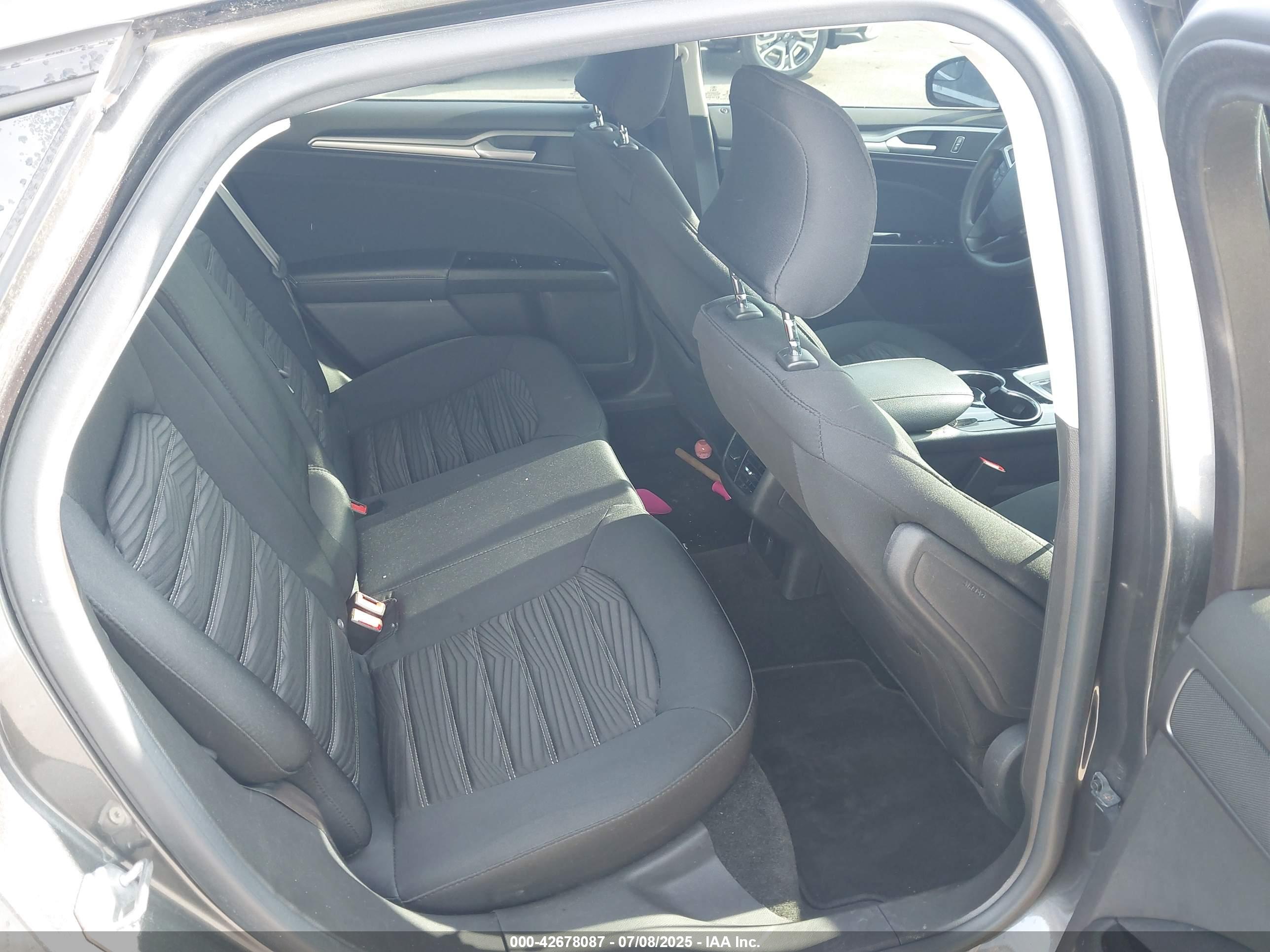 FORD FUSION image 8