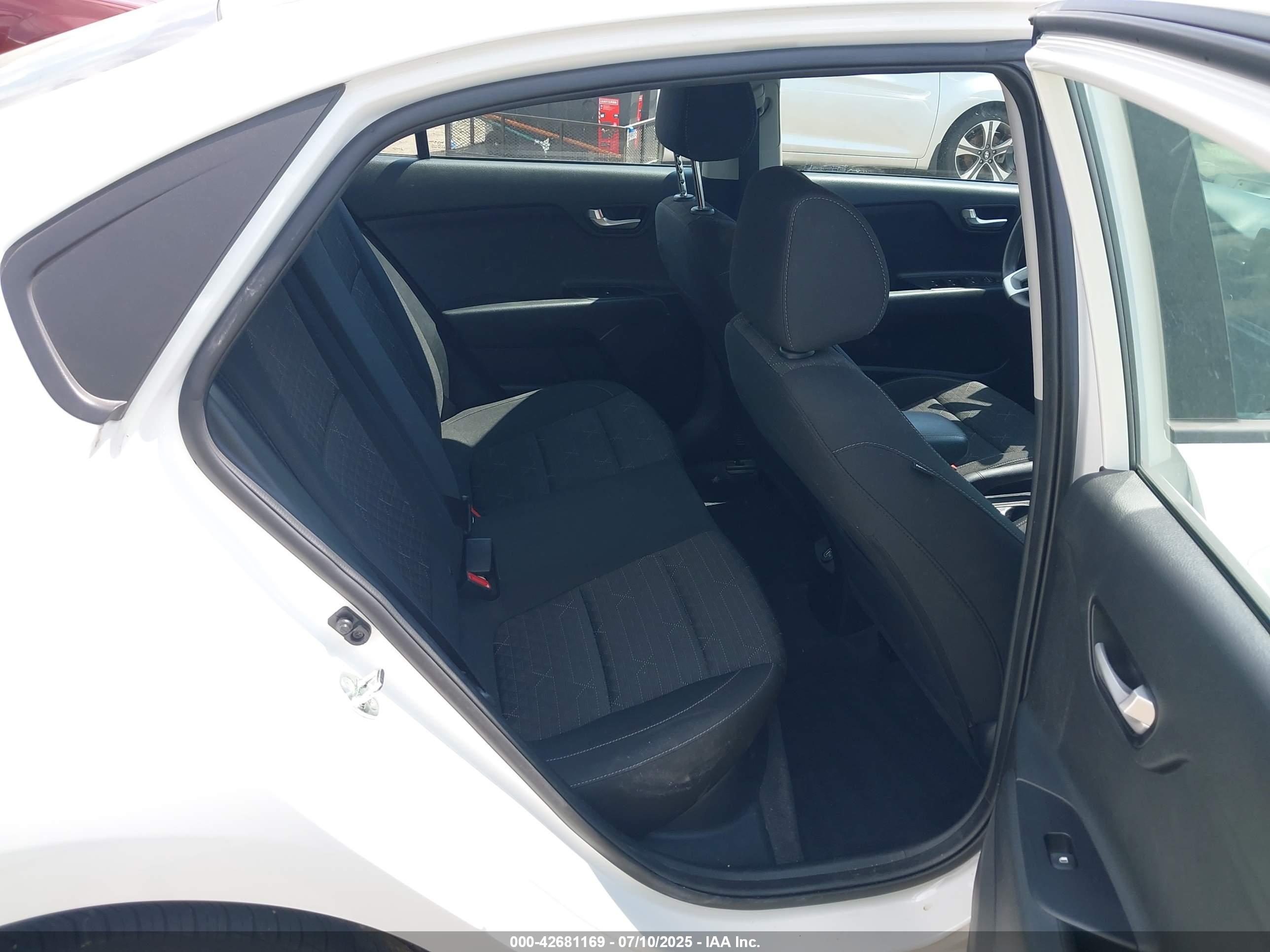 KIA RIO image 8