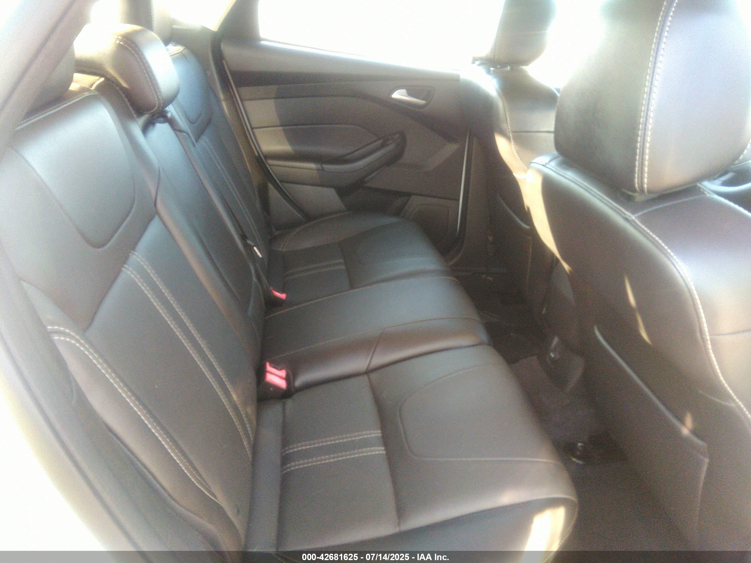 FORD FOCUS image 8