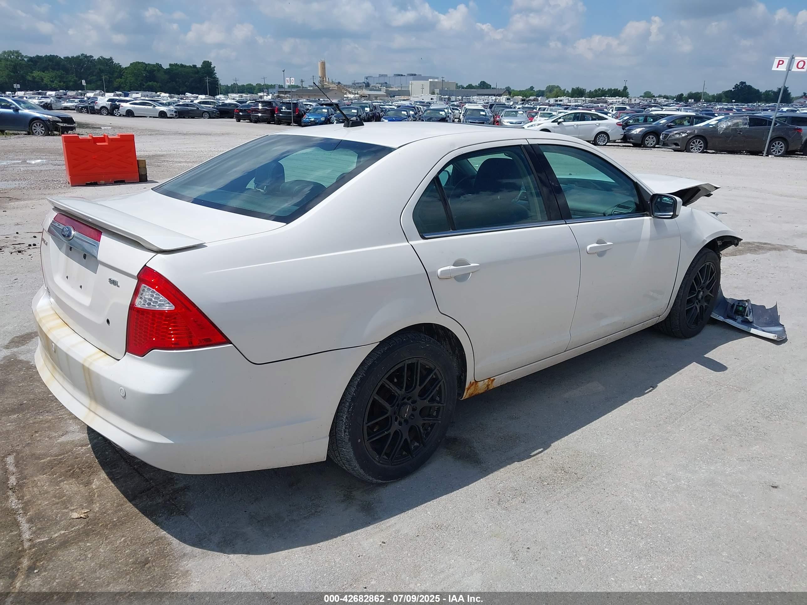 FORD FUSION image 4