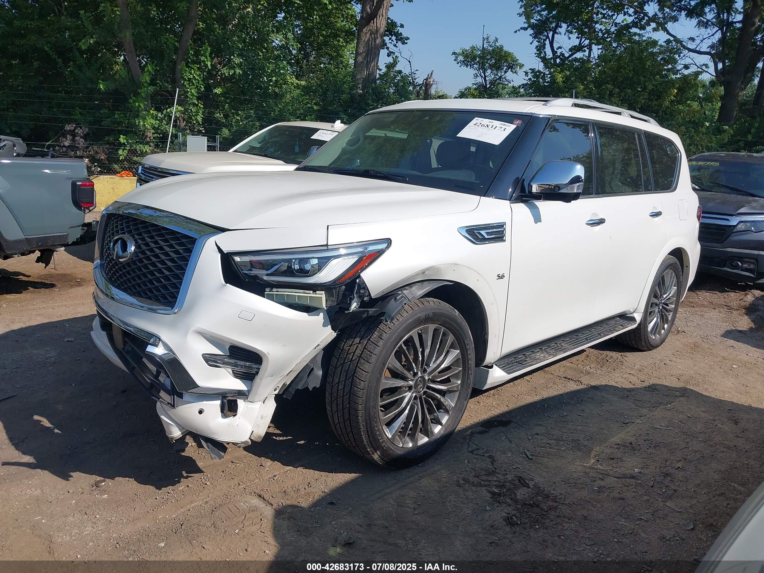 INFINITI QX80 image 2