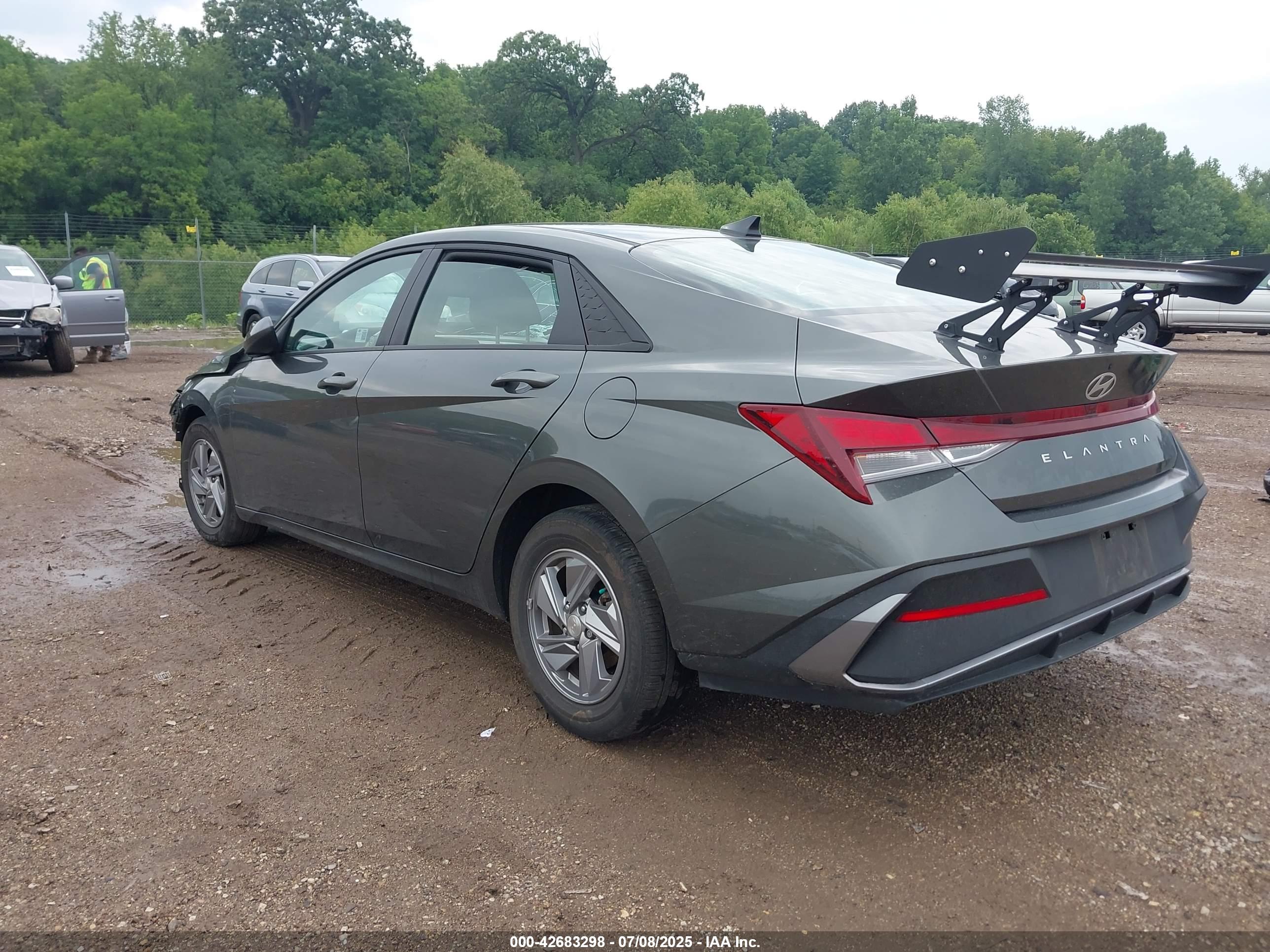HYUNDAI ELANTRA image 3