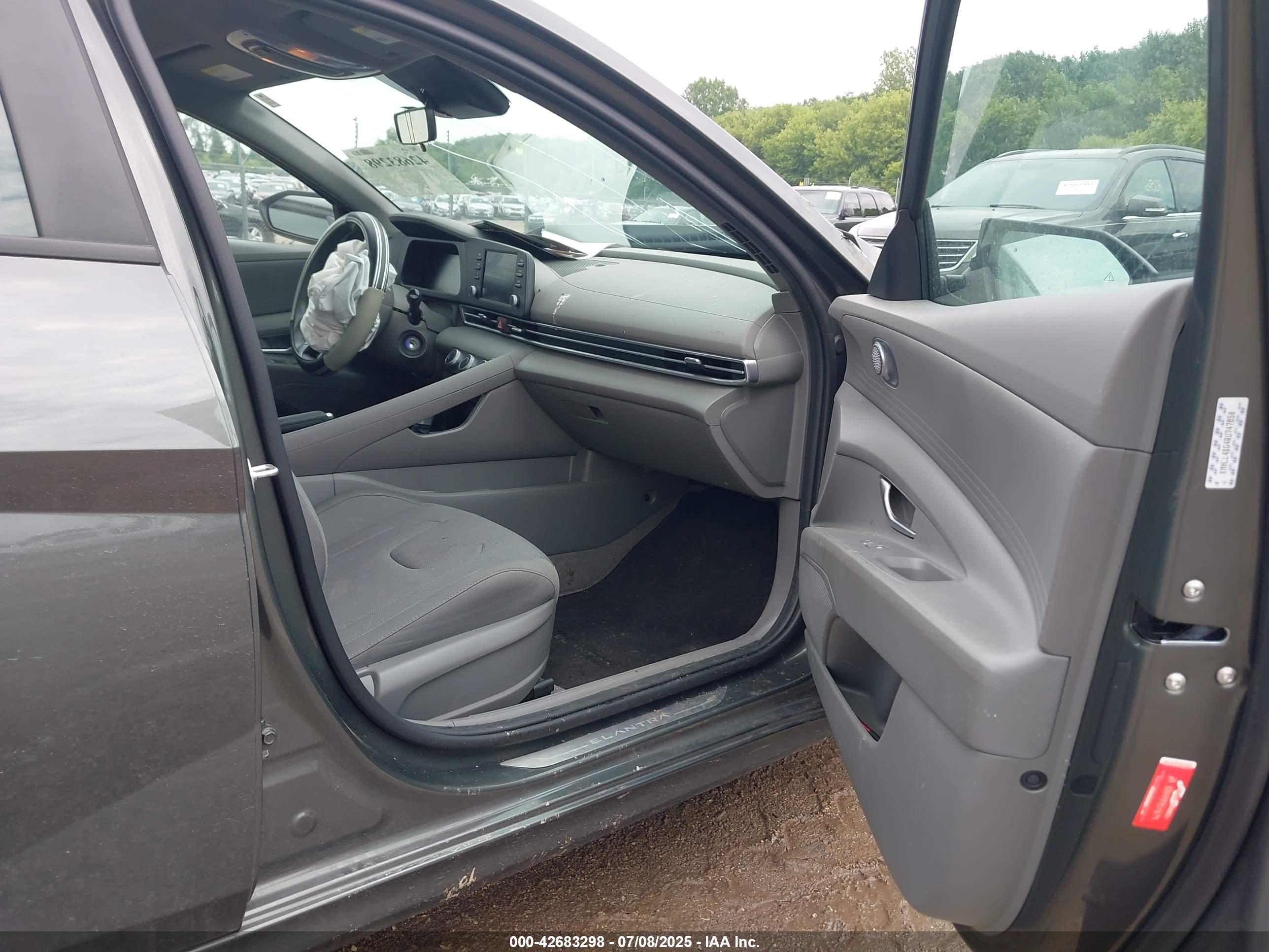 HYUNDAI ELANTRA image 5