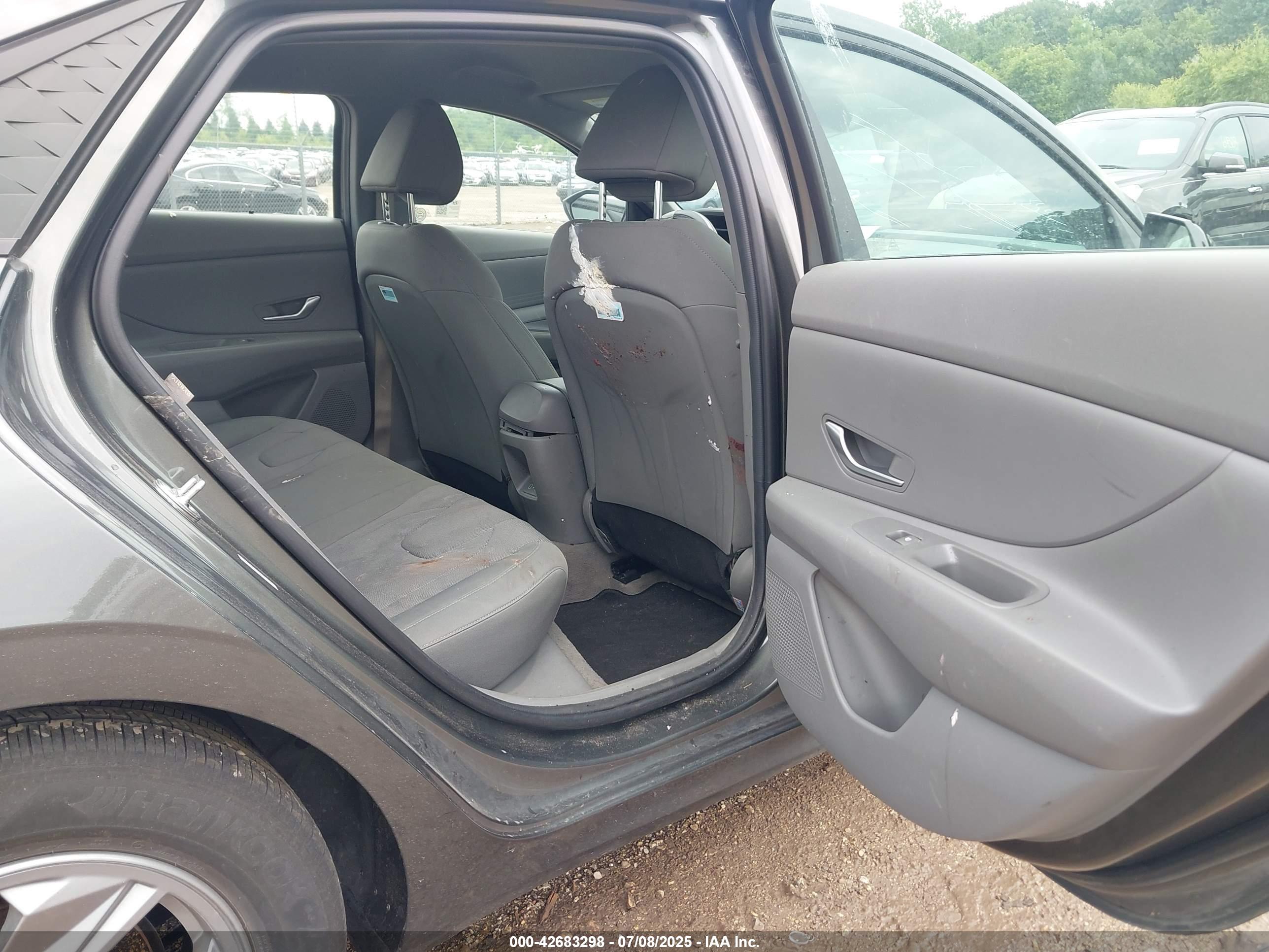 HYUNDAI ELANTRA image 8
