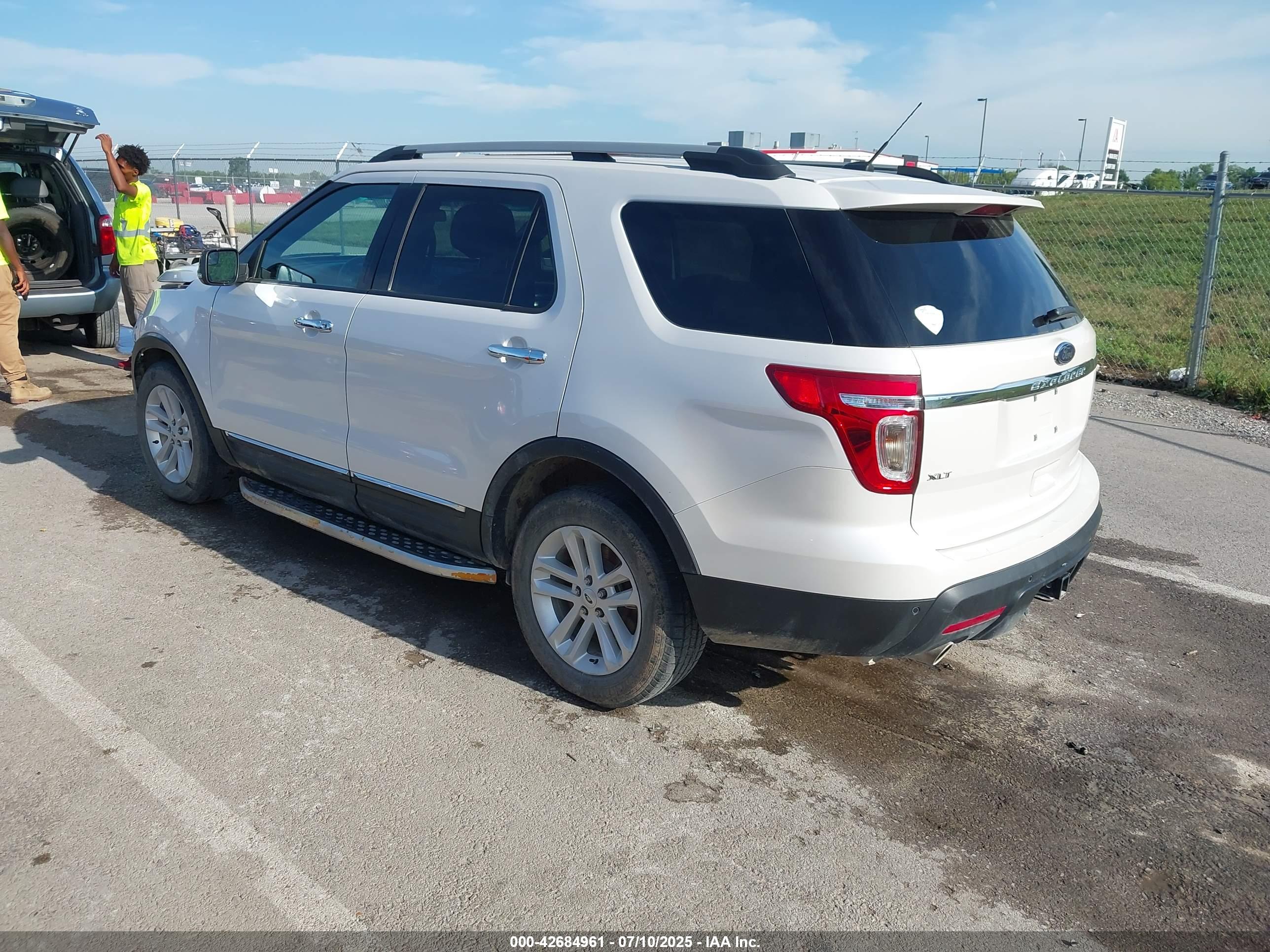 FORD EXPLORER image 3