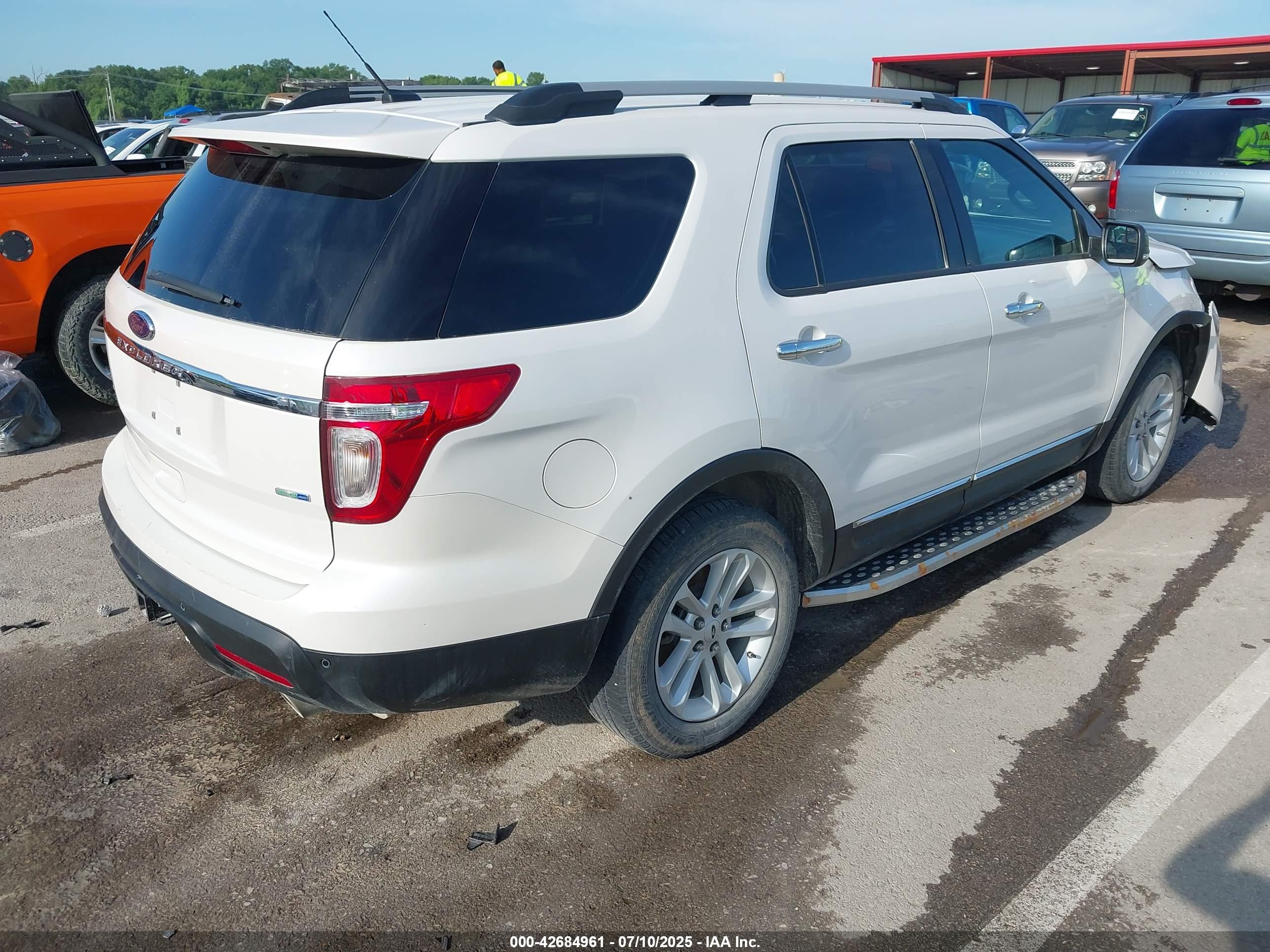 FORD EXPLORER image 4
