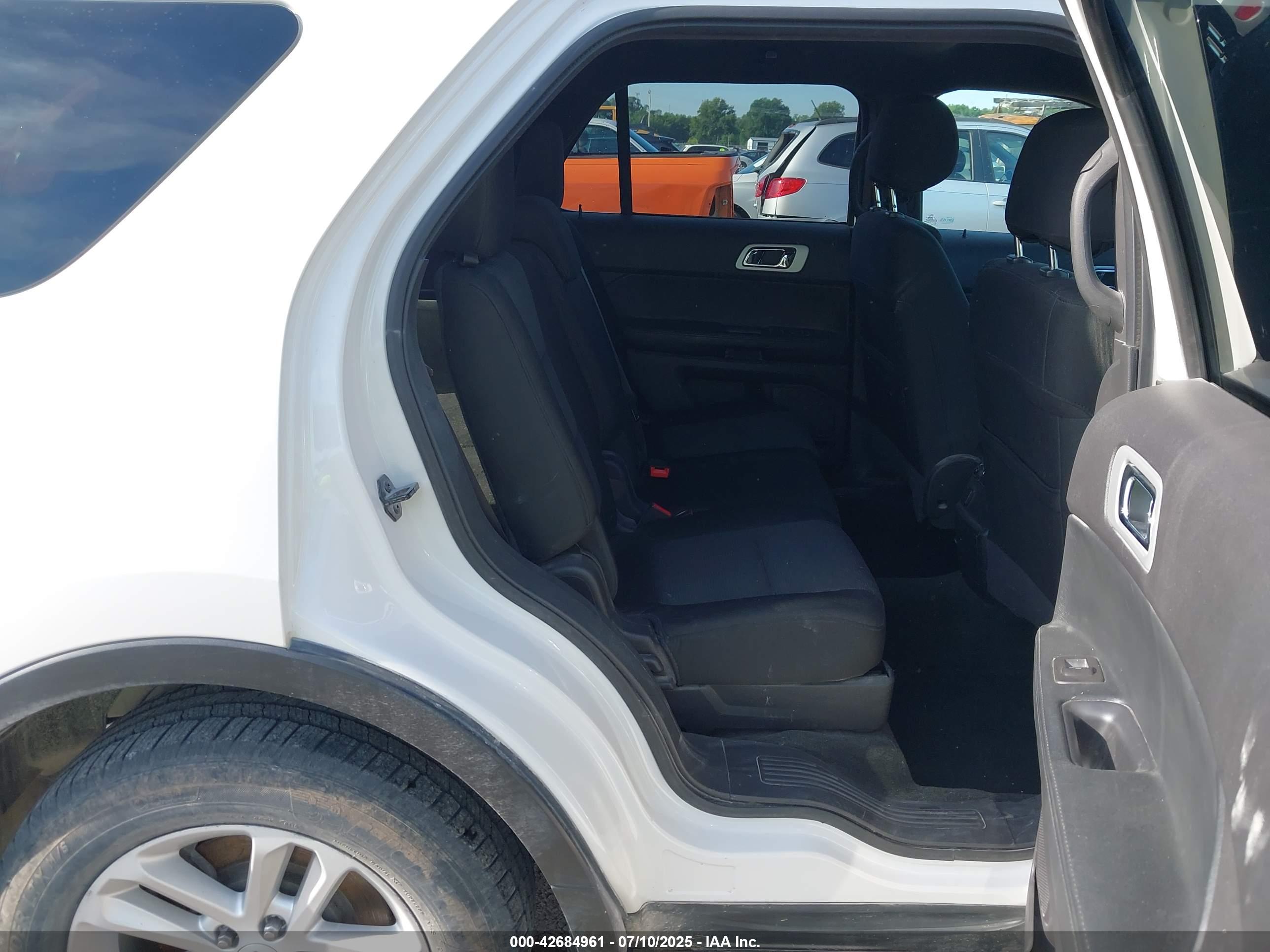 FORD EXPLORER image 8