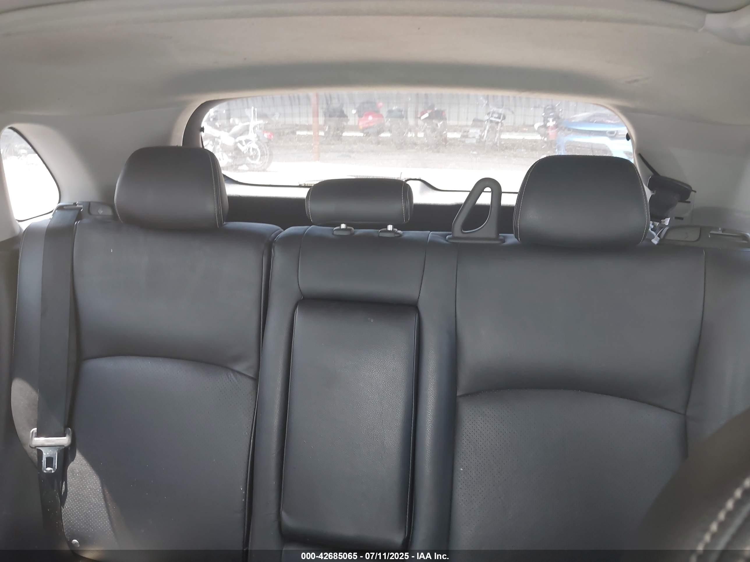 MITSUBISHI OUTLANDER image 8