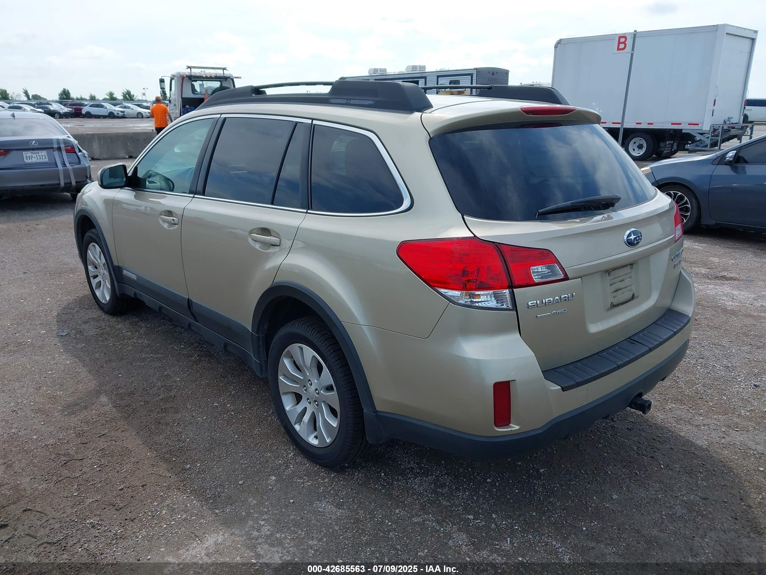 SUBARU OUTBACK image 3