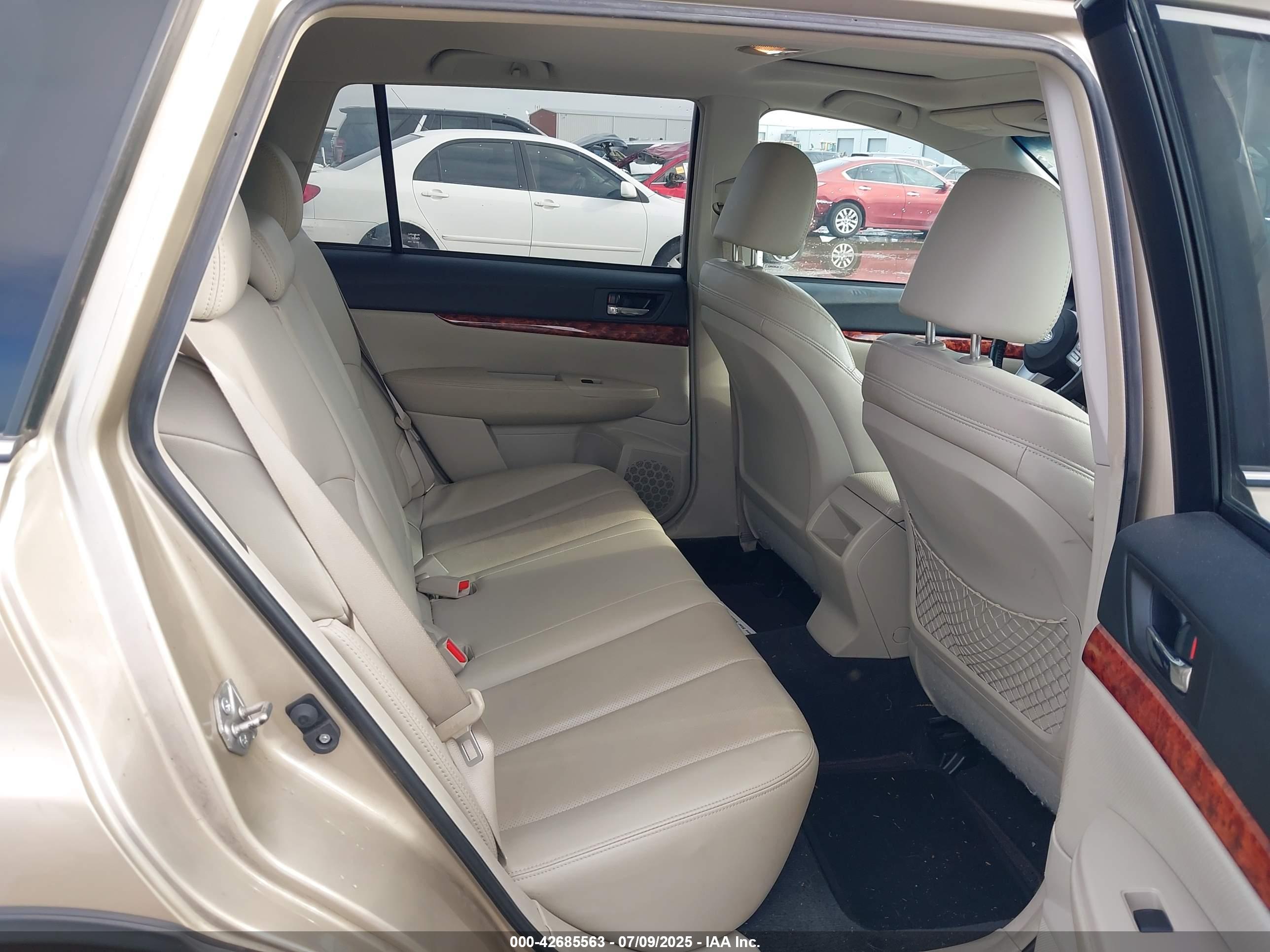 SUBARU OUTBACK image 8