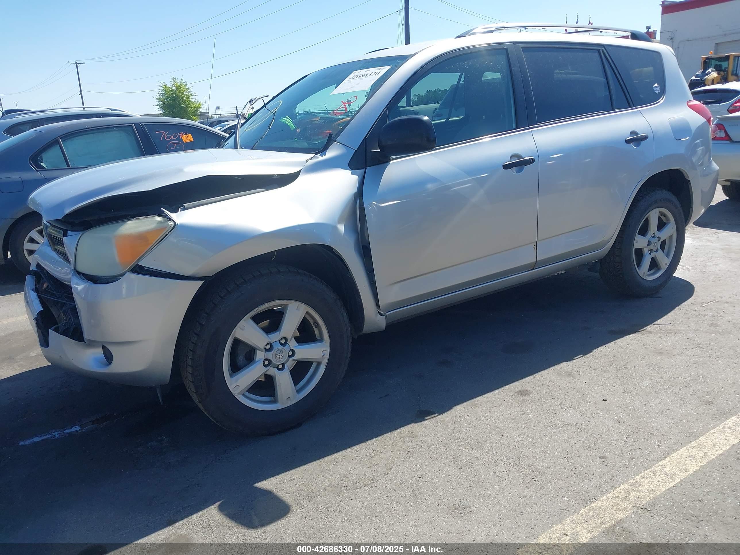 TOYOTA RAV4 image 2