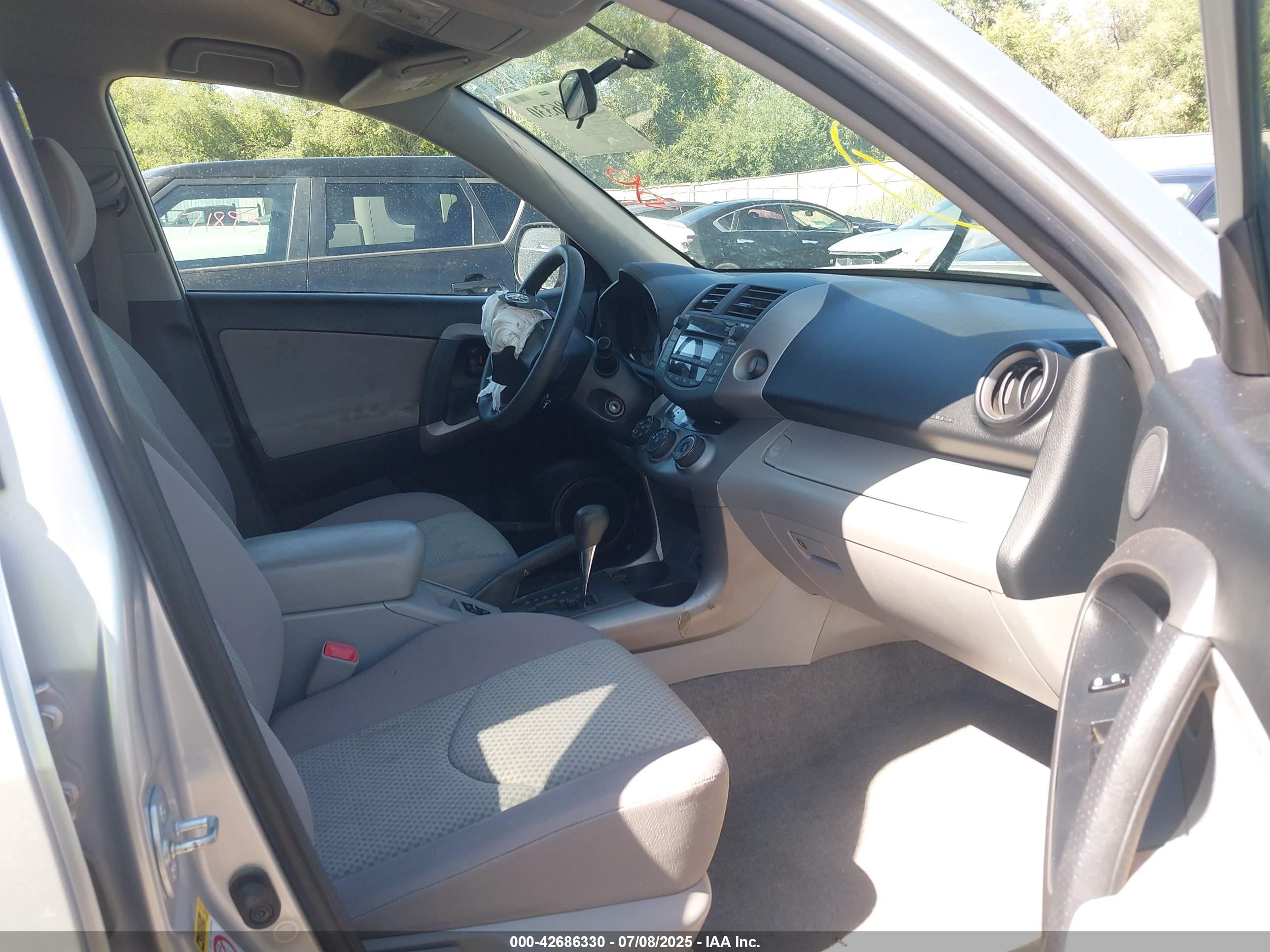 TOYOTA RAV4 image 5