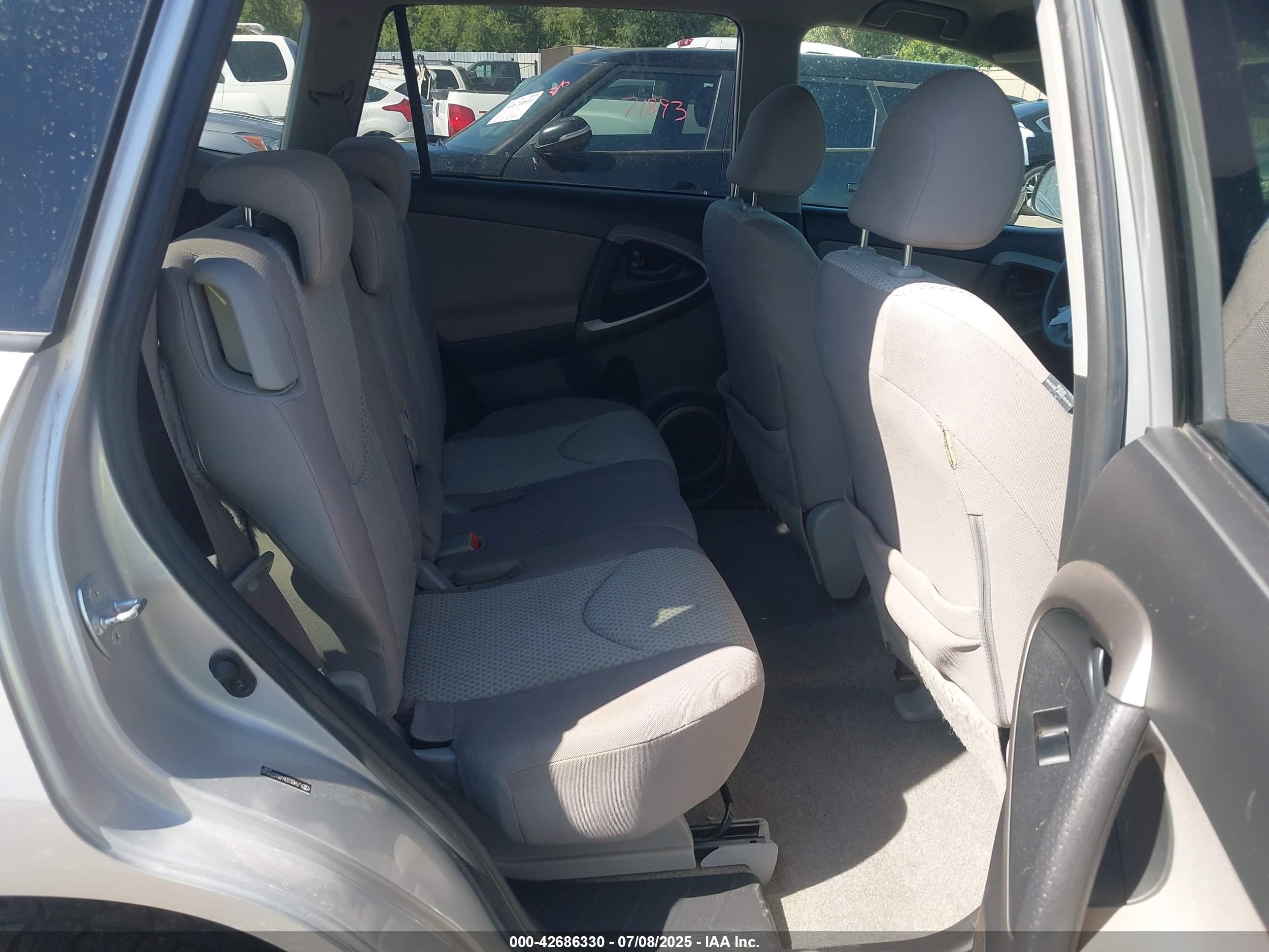 TOYOTA RAV4 image 8