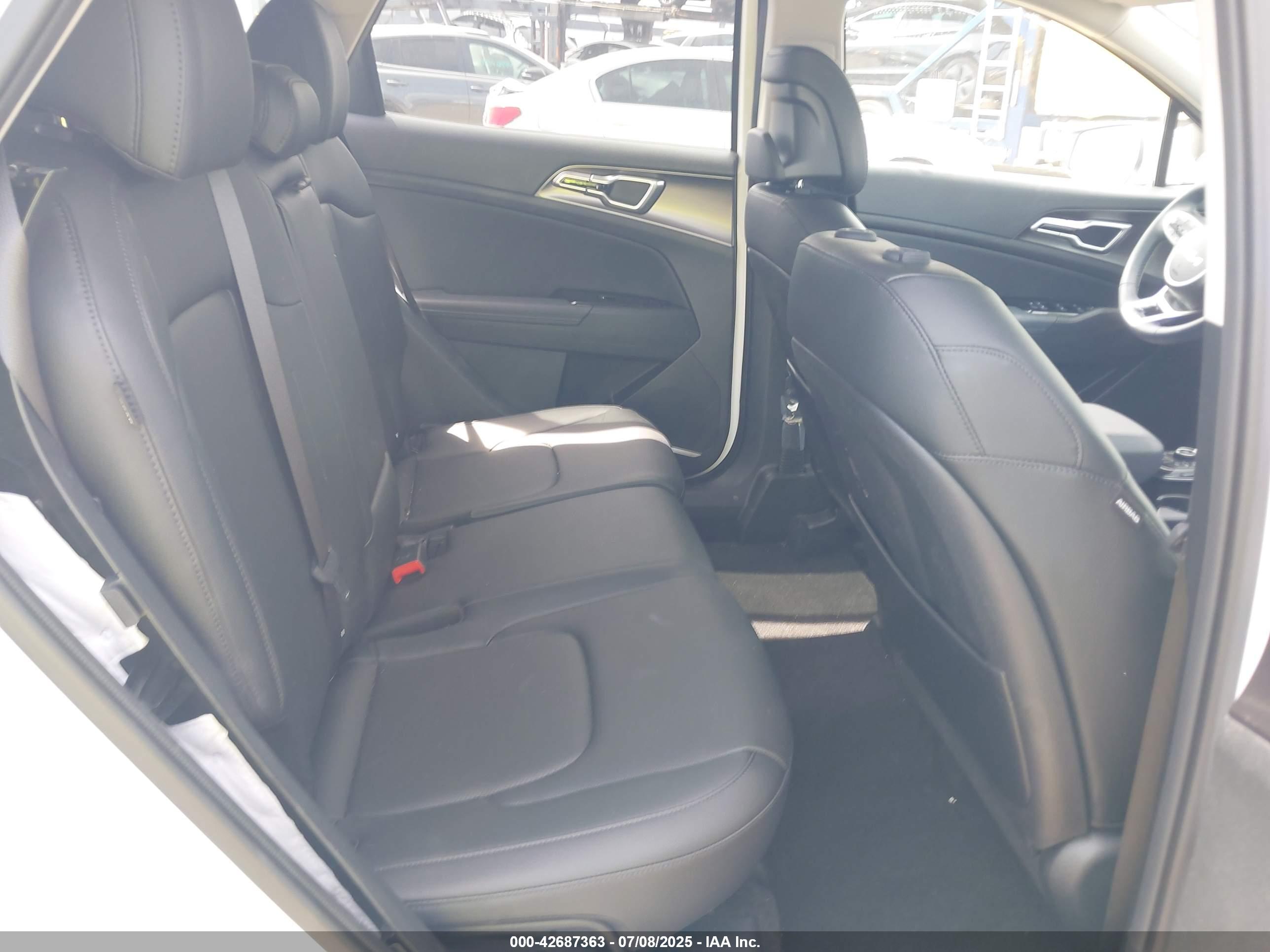 KIA SPORTAGE image 8