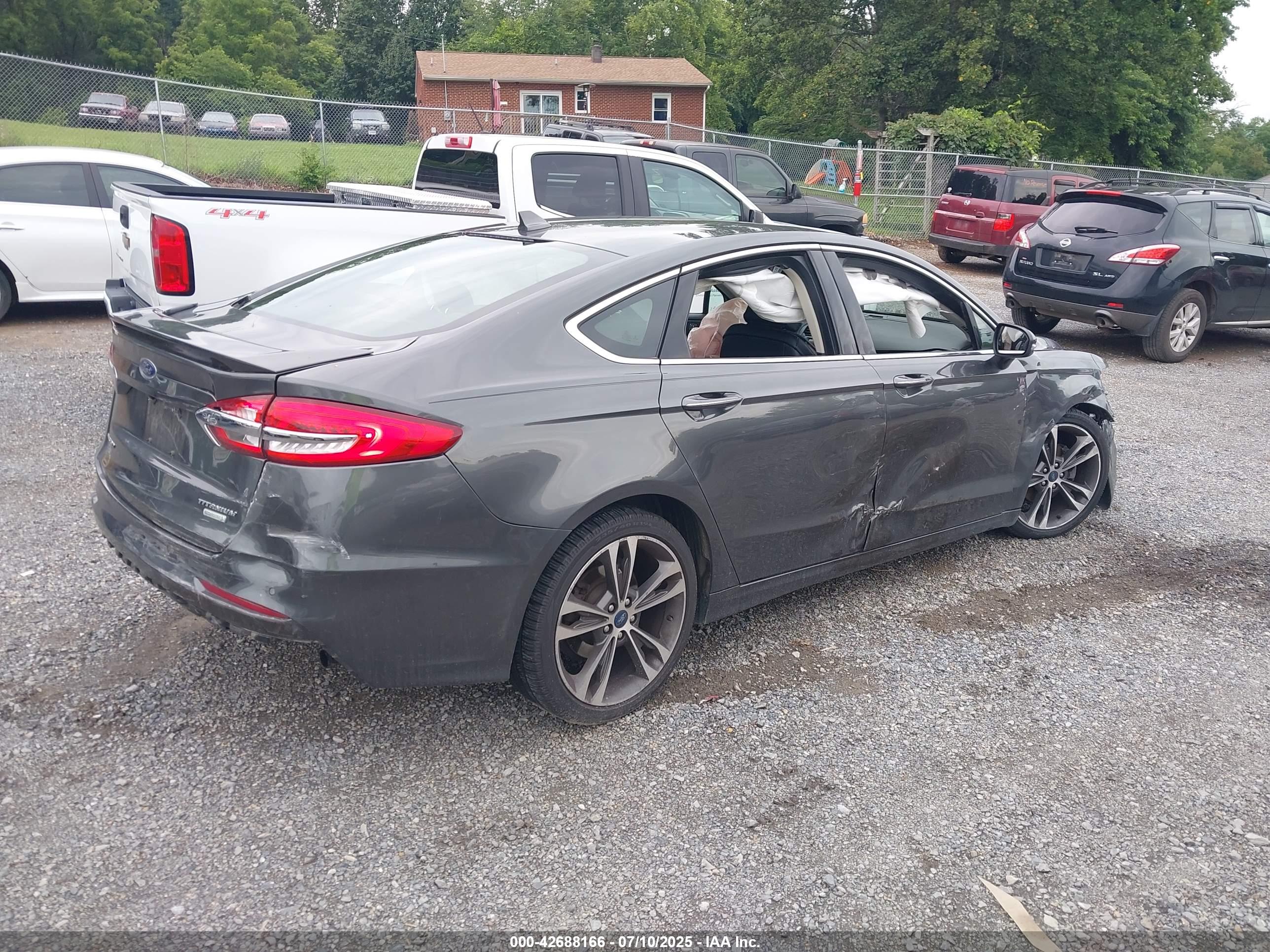 FORD FUSION image 4
