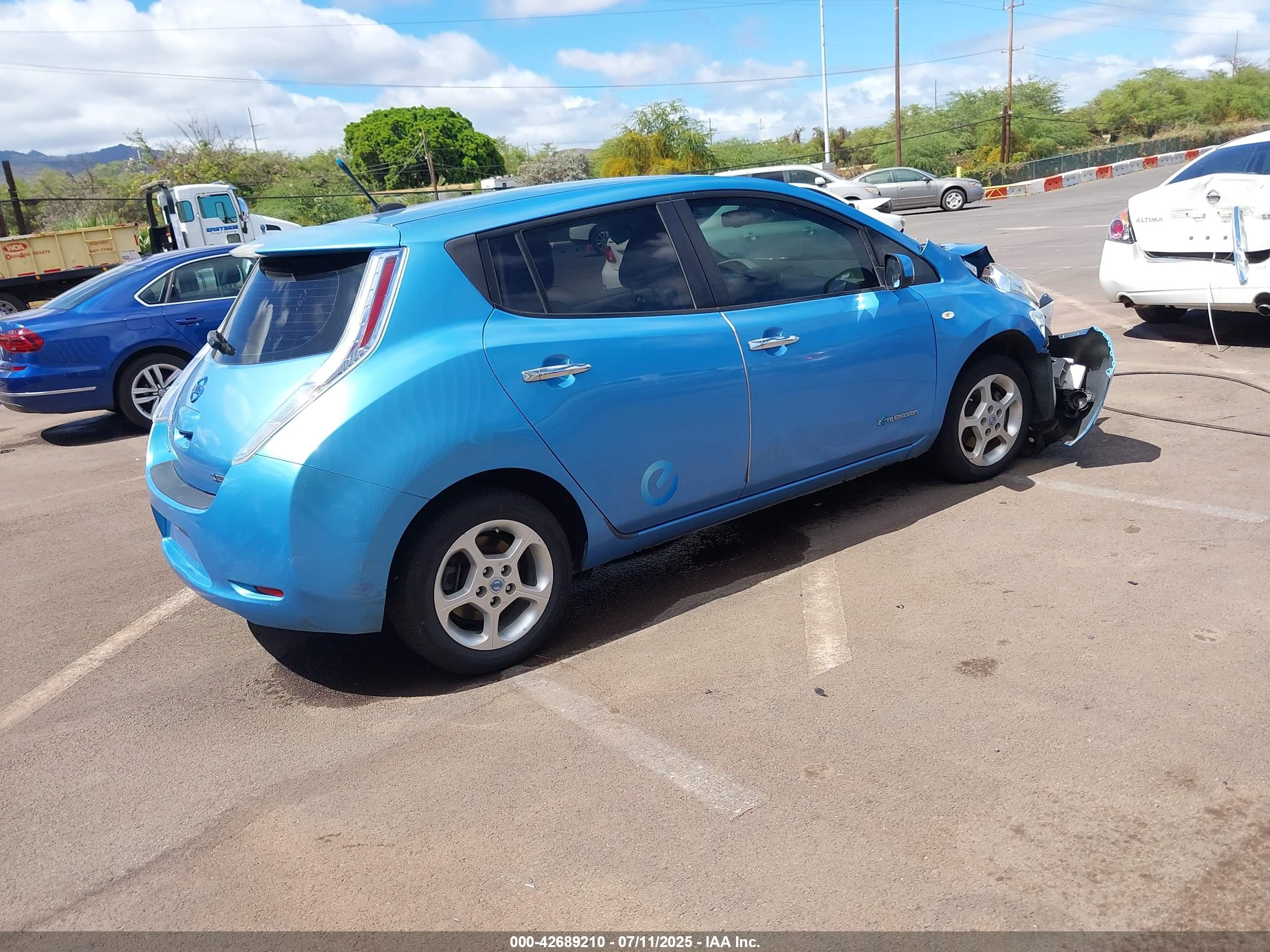 NISSAN LEAF image 4