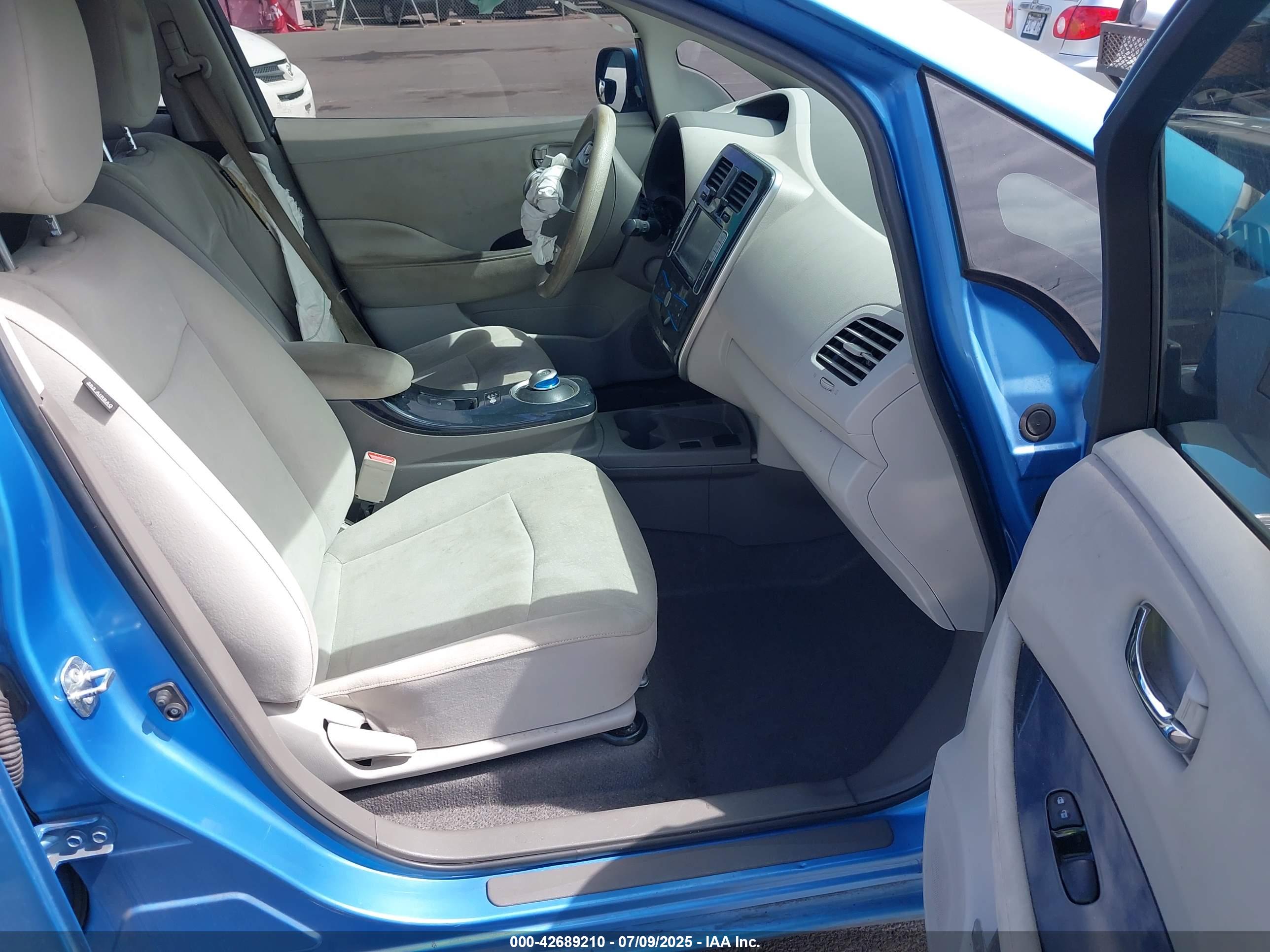 NISSAN LEAF image 5