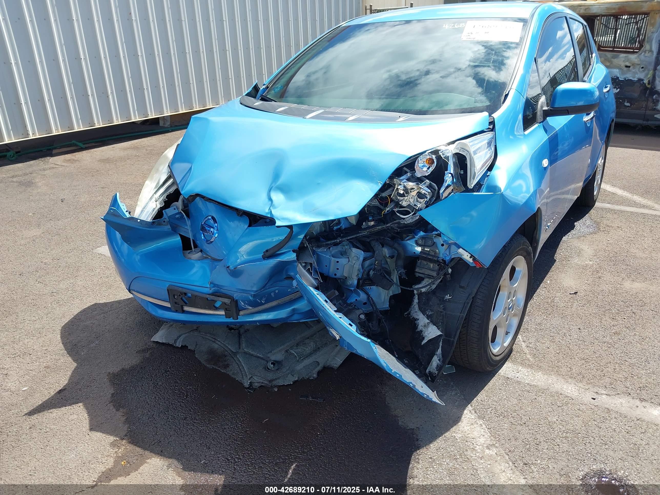 NISSAN LEAF image 6
