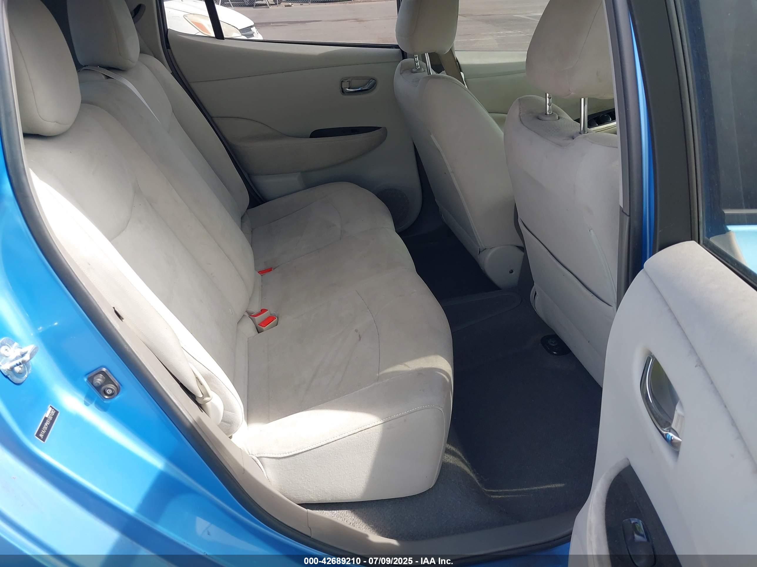 NISSAN LEAF image 8