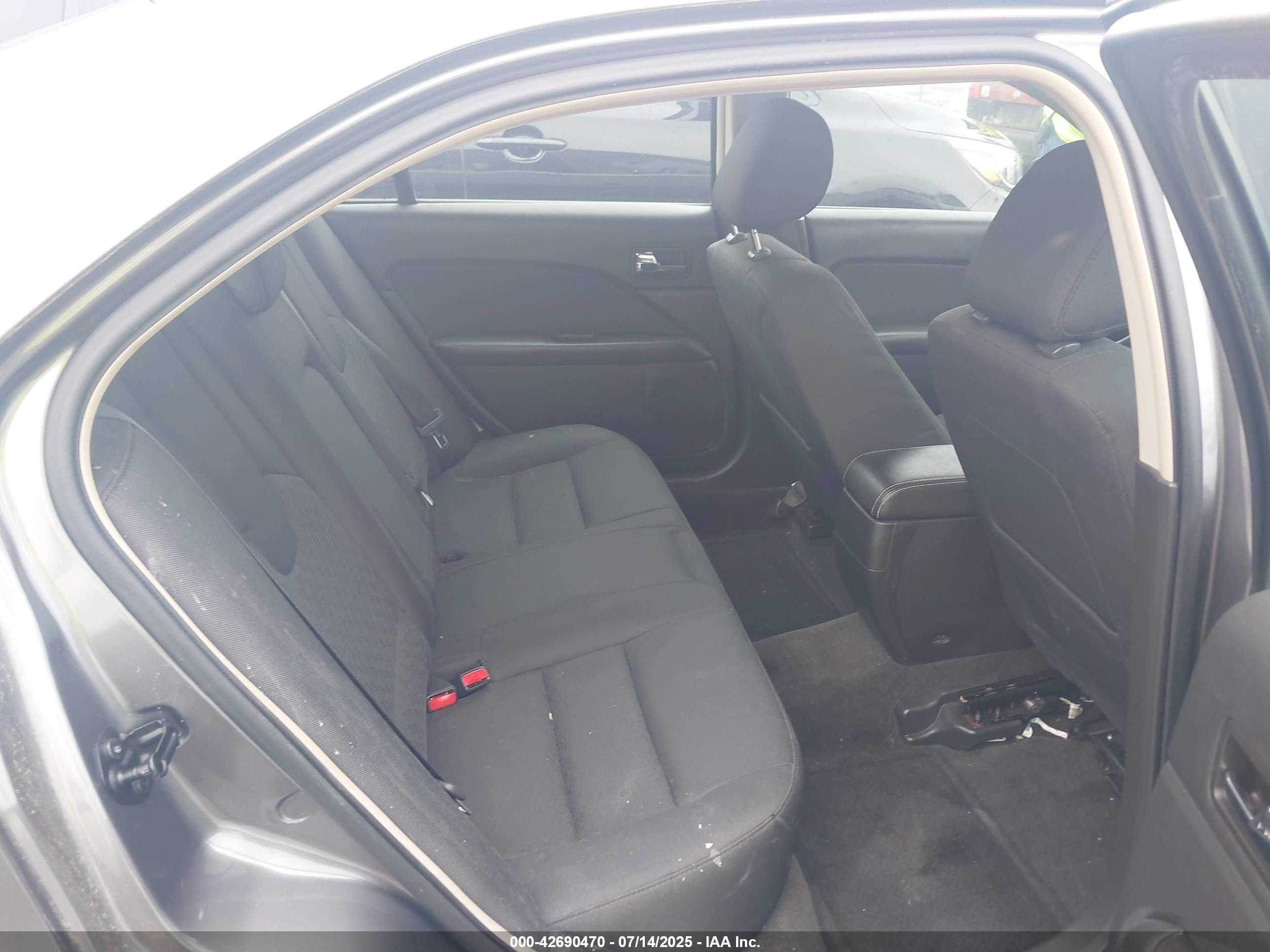 FORD FUSION image 8