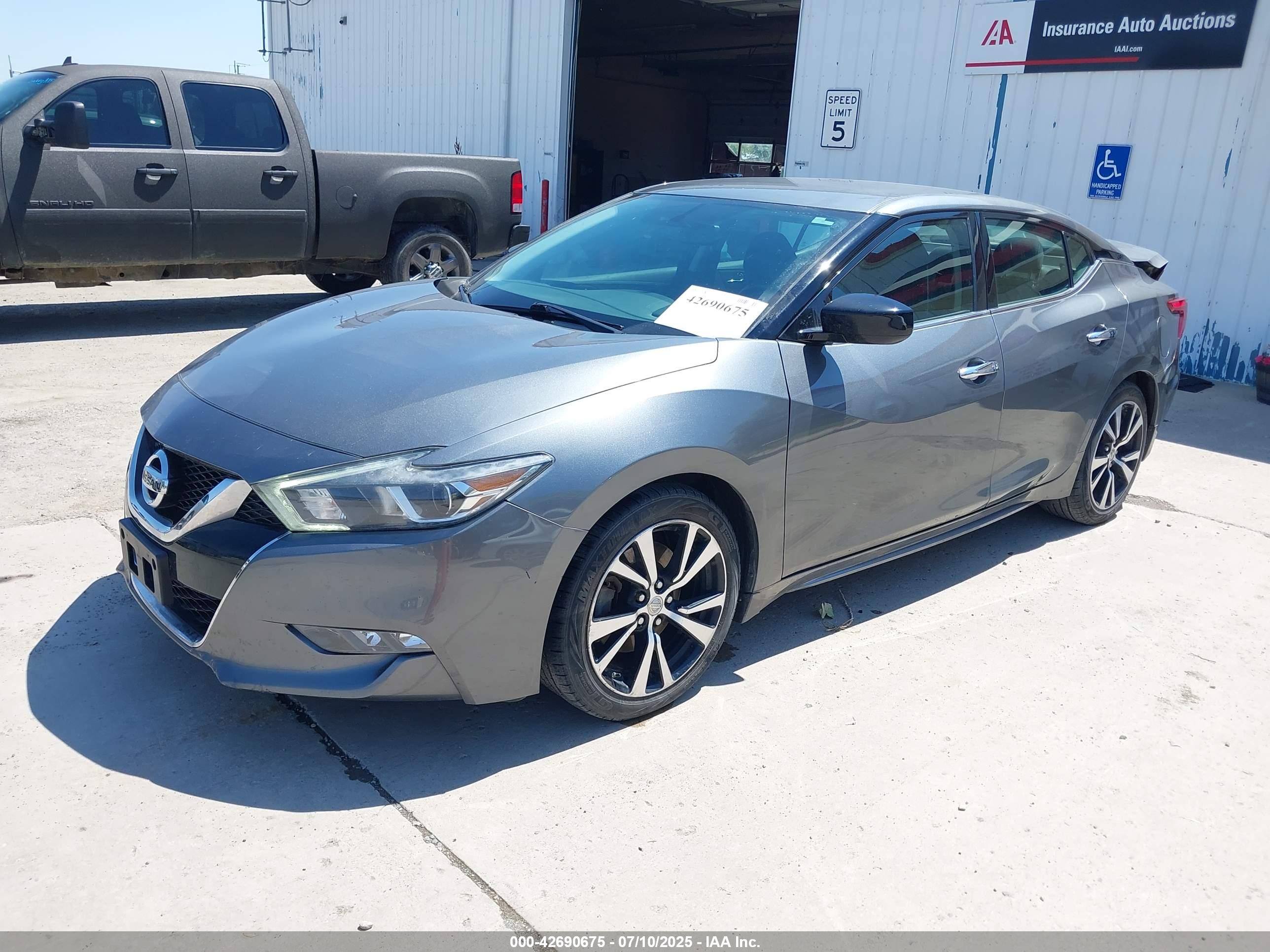 NISSAN MAXIMA image 2