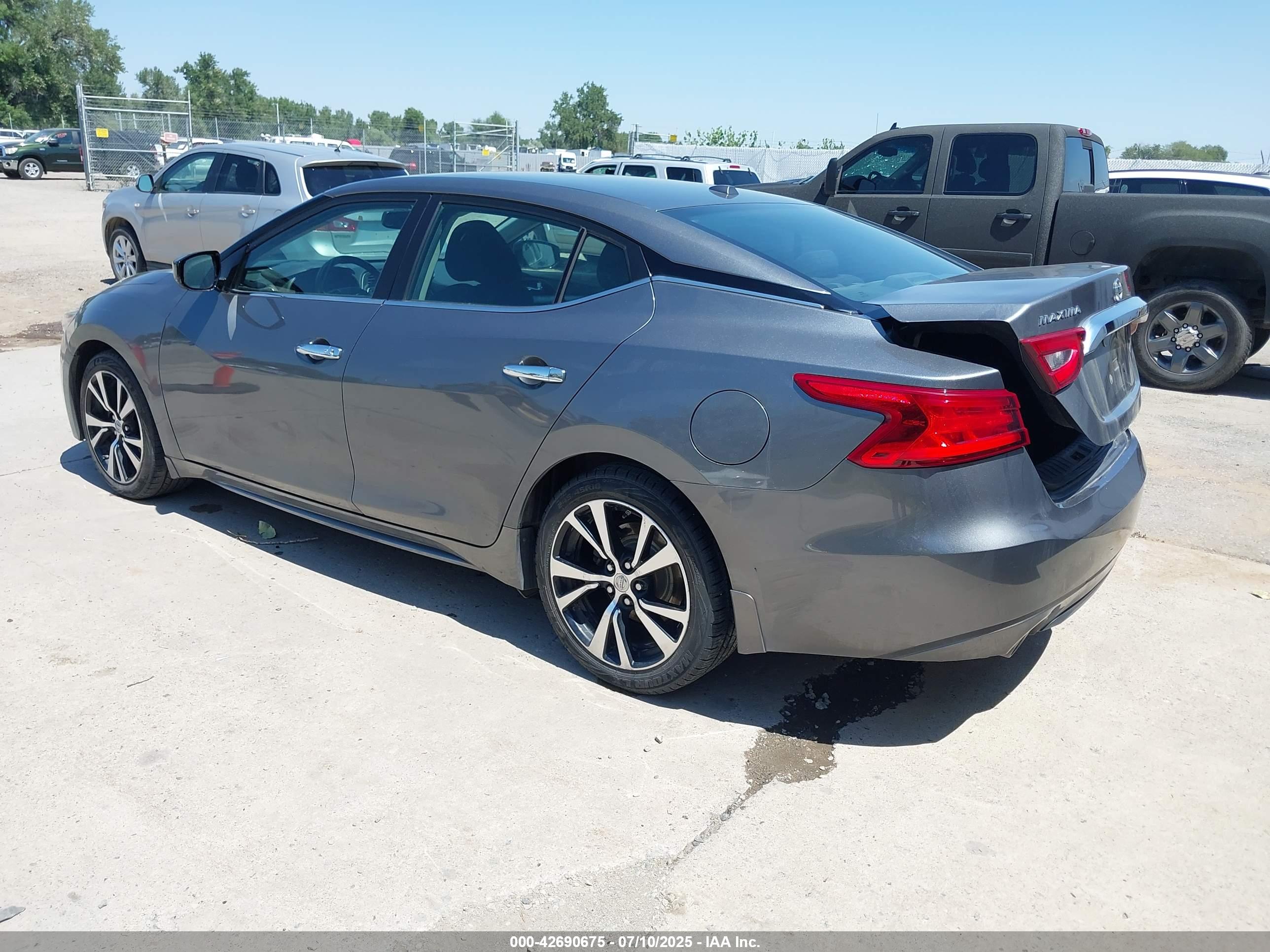 NISSAN MAXIMA image 3