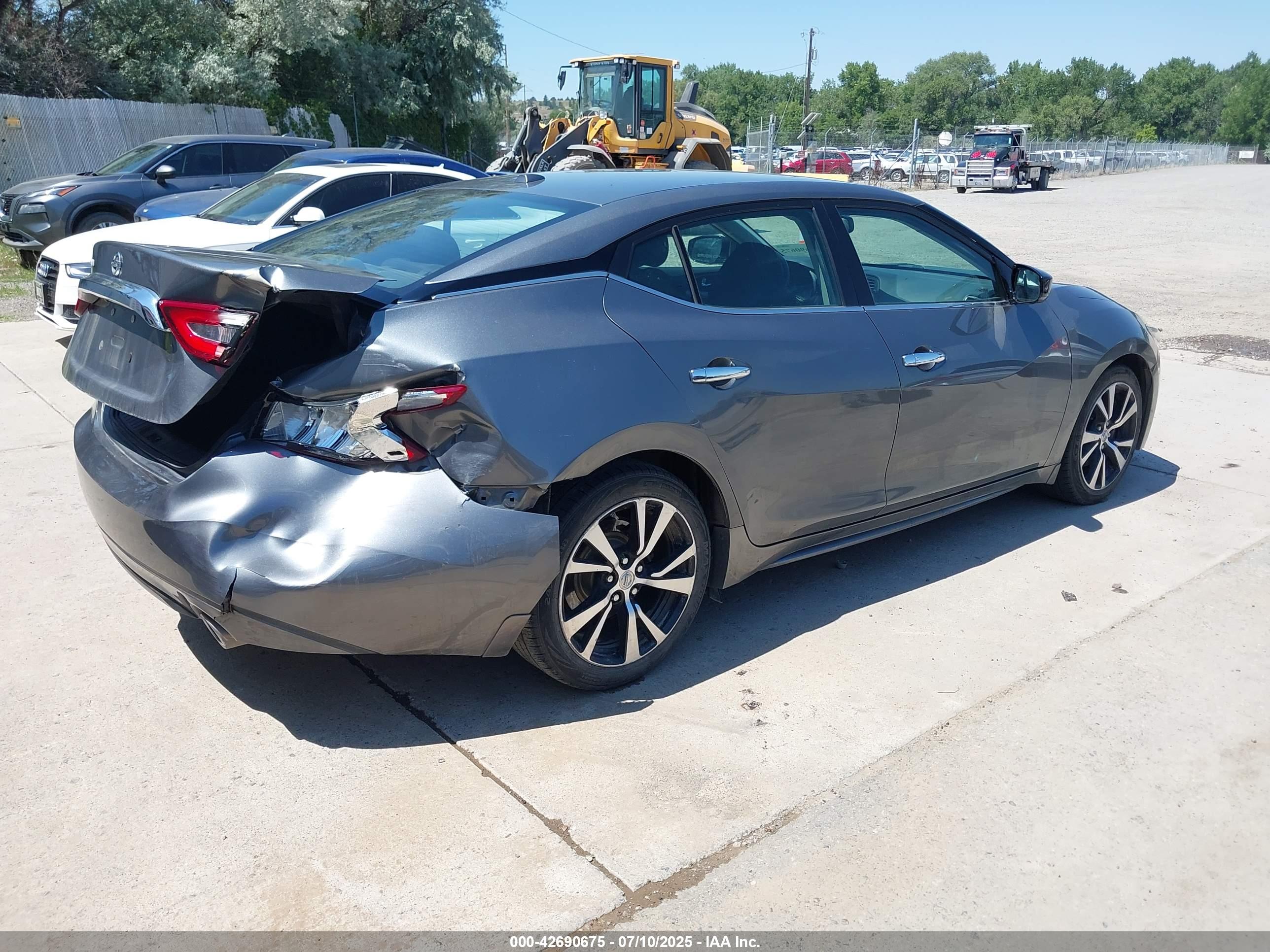NISSAN MAXIMA image 4