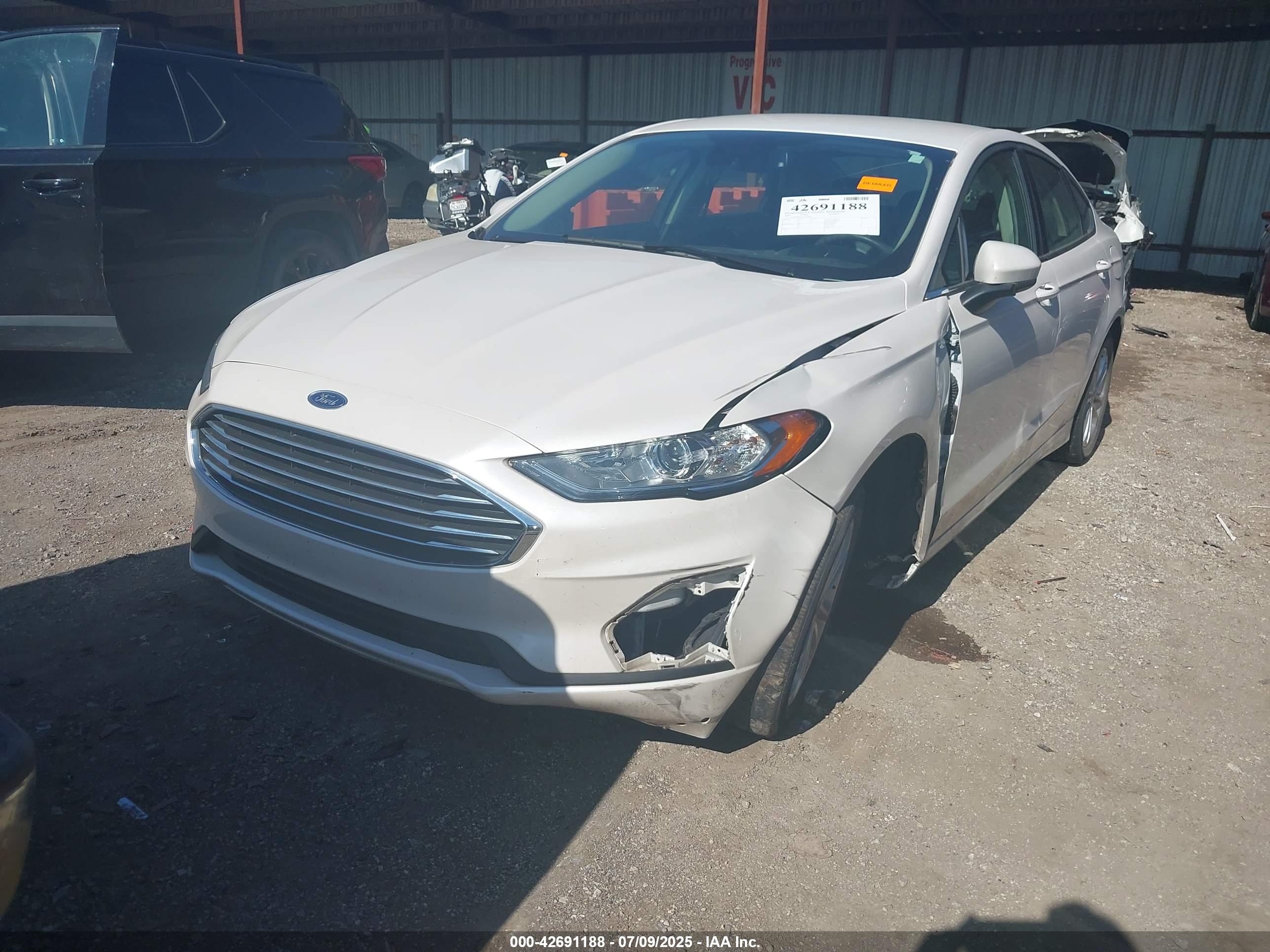 FORD FUSION image 2