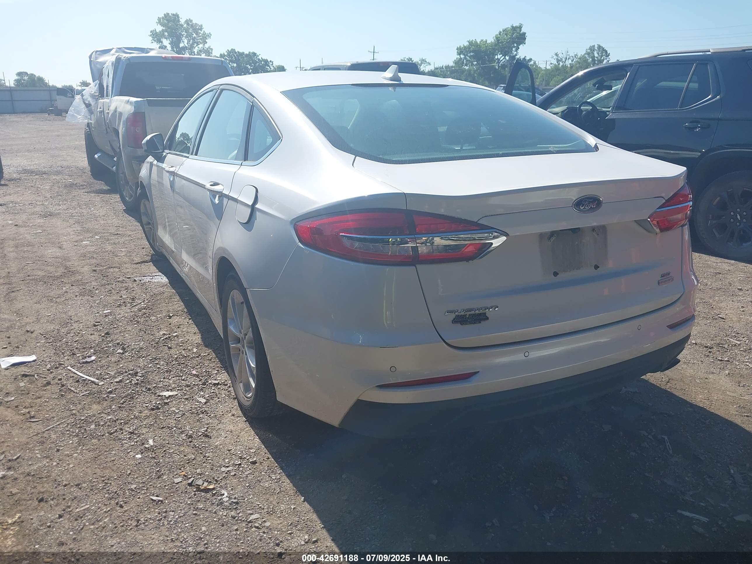 FORD FUSION image 3