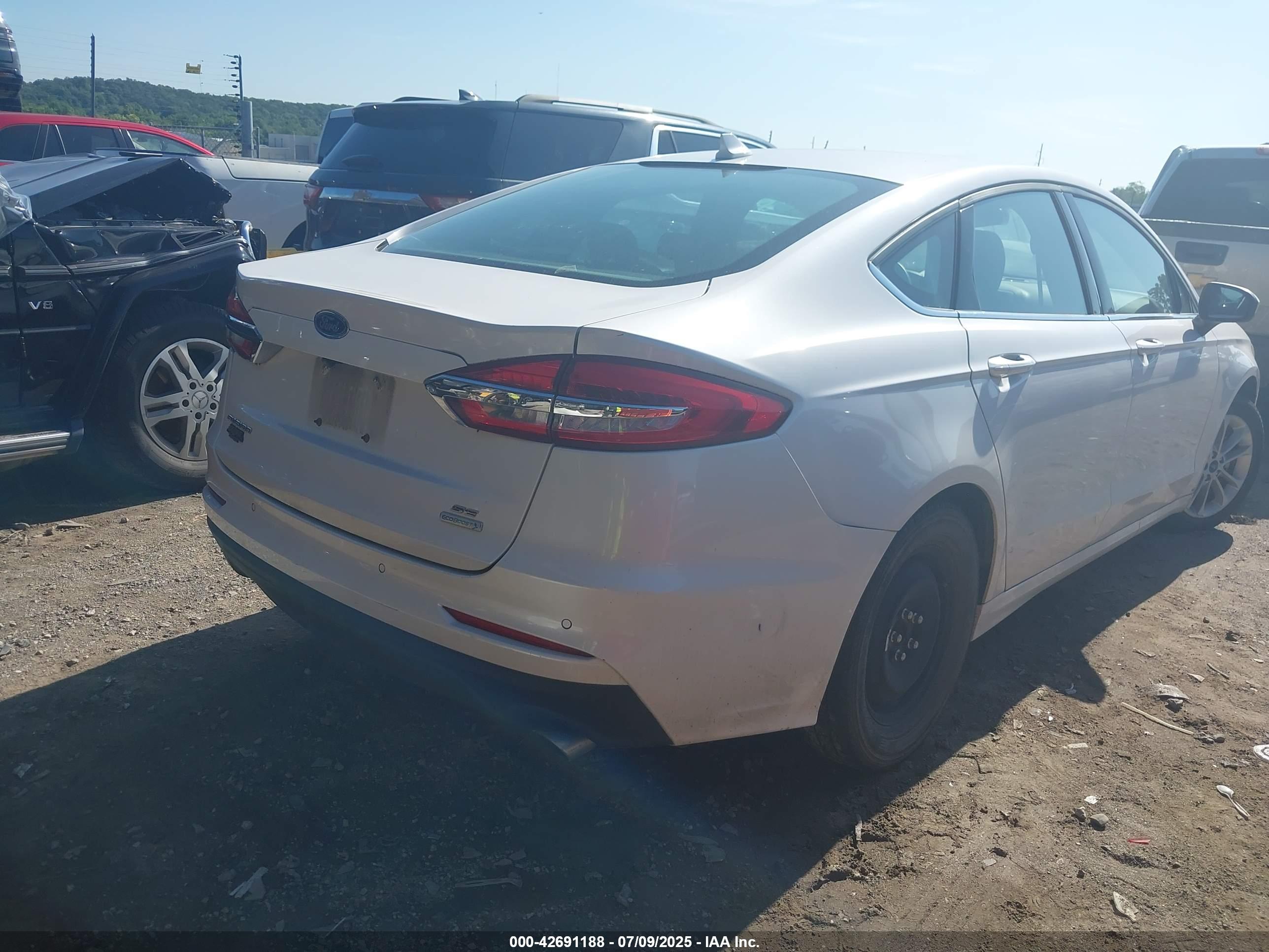 FORD FUSION image 4