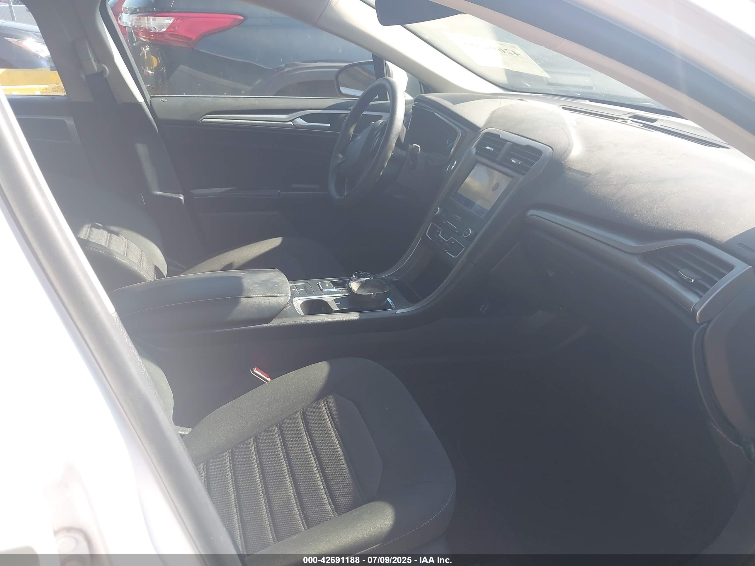 FORD FUSION image 5