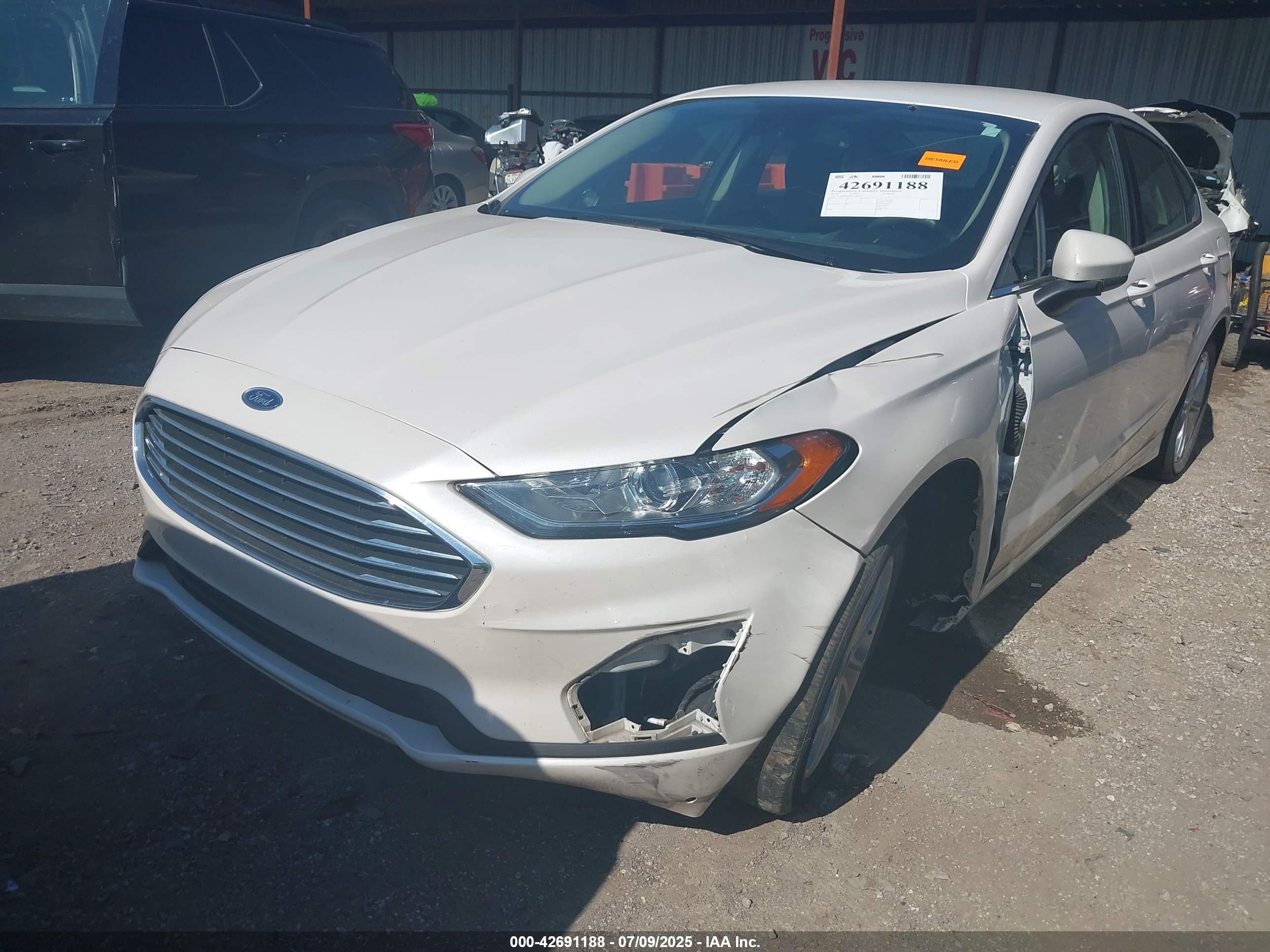 FORD FUSION image 6