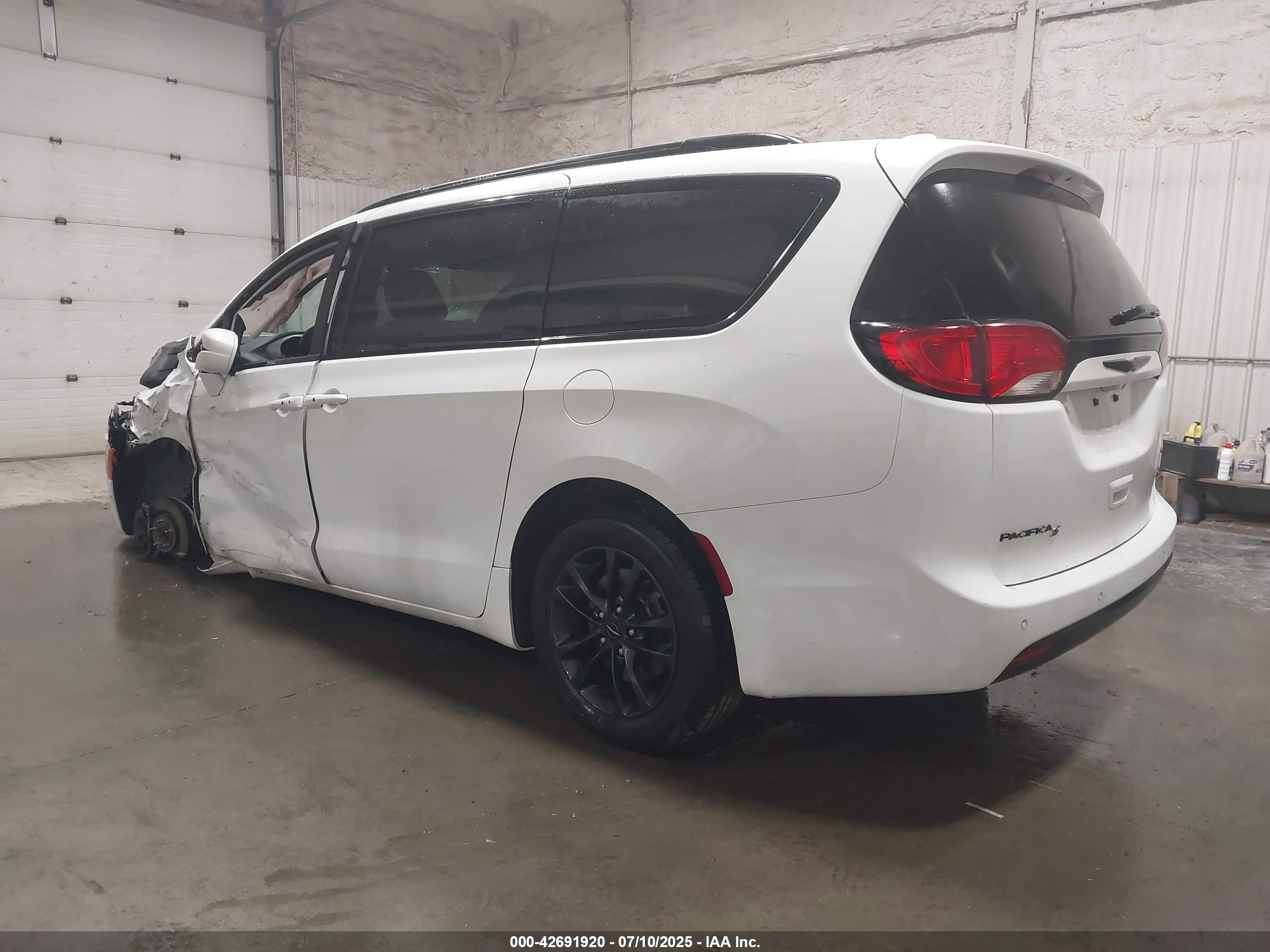 CHRYSLER PACIFICA image 3
