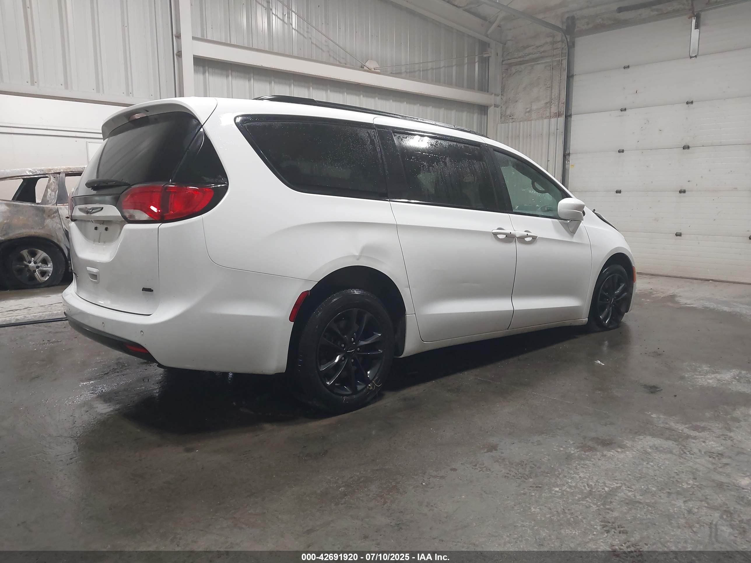 CHRYSLER PACIFICA image 4