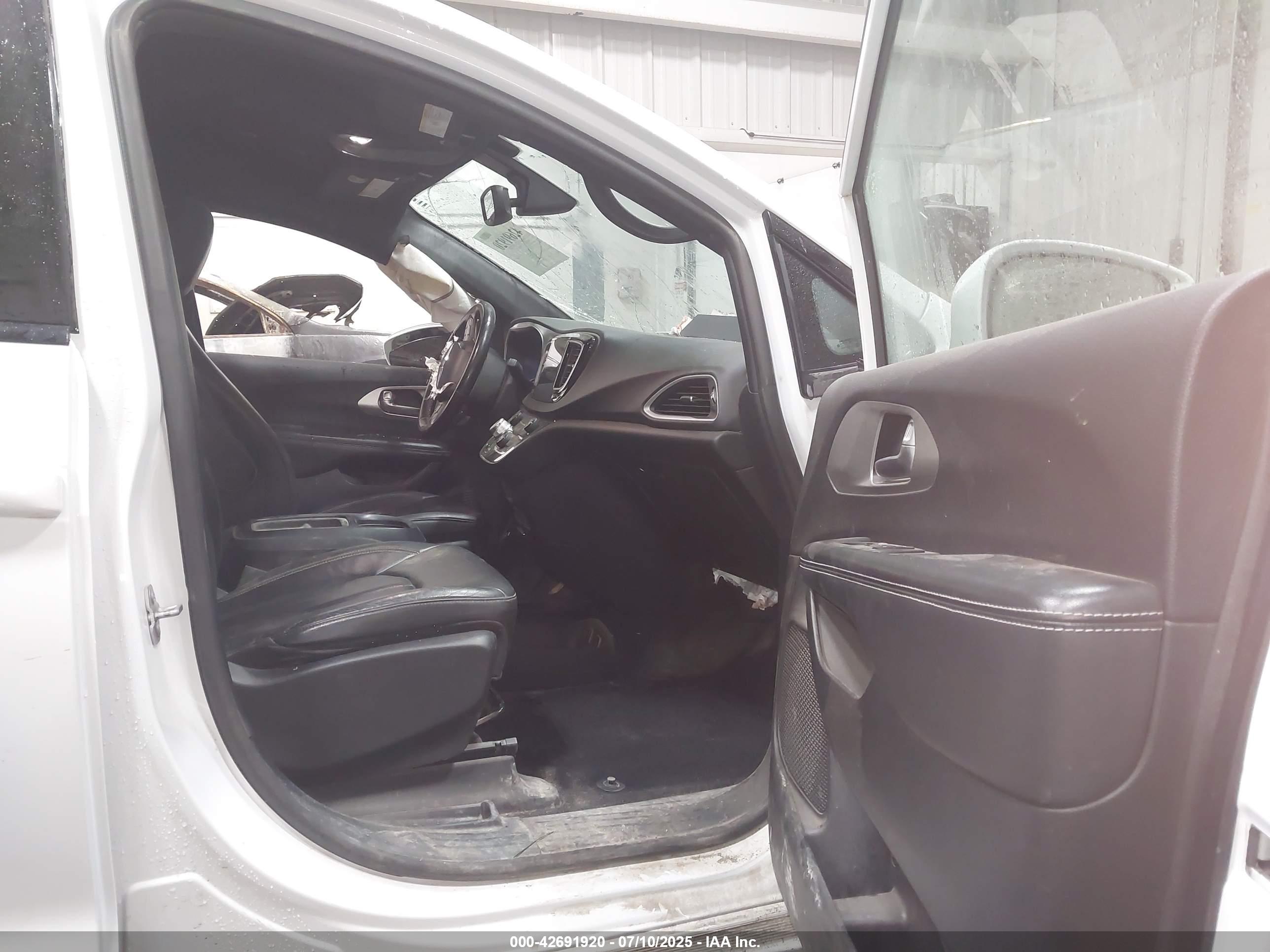 CHRYSLER PACIFICA image 5
