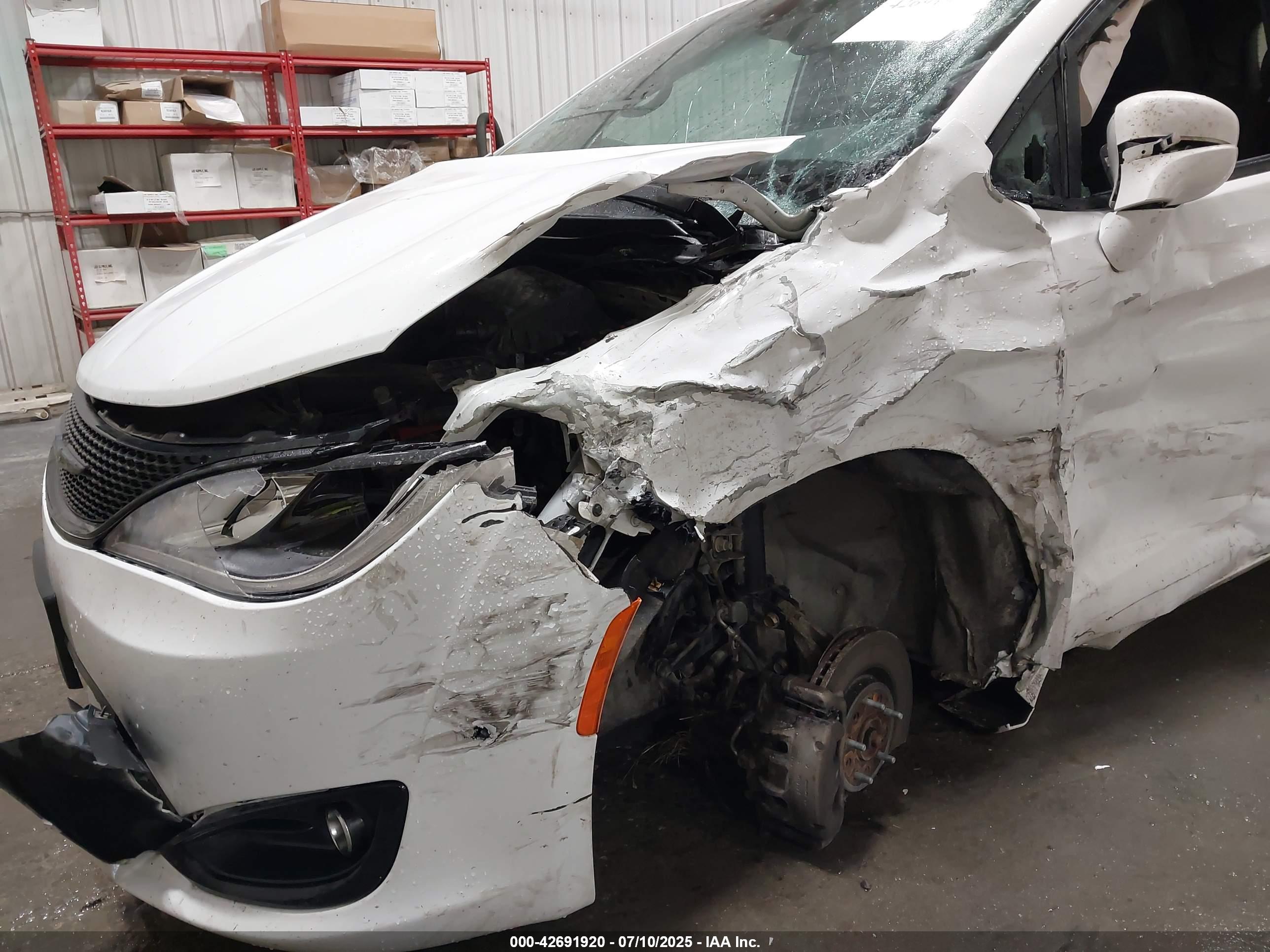 CHRYSLER PACIFICA image 6