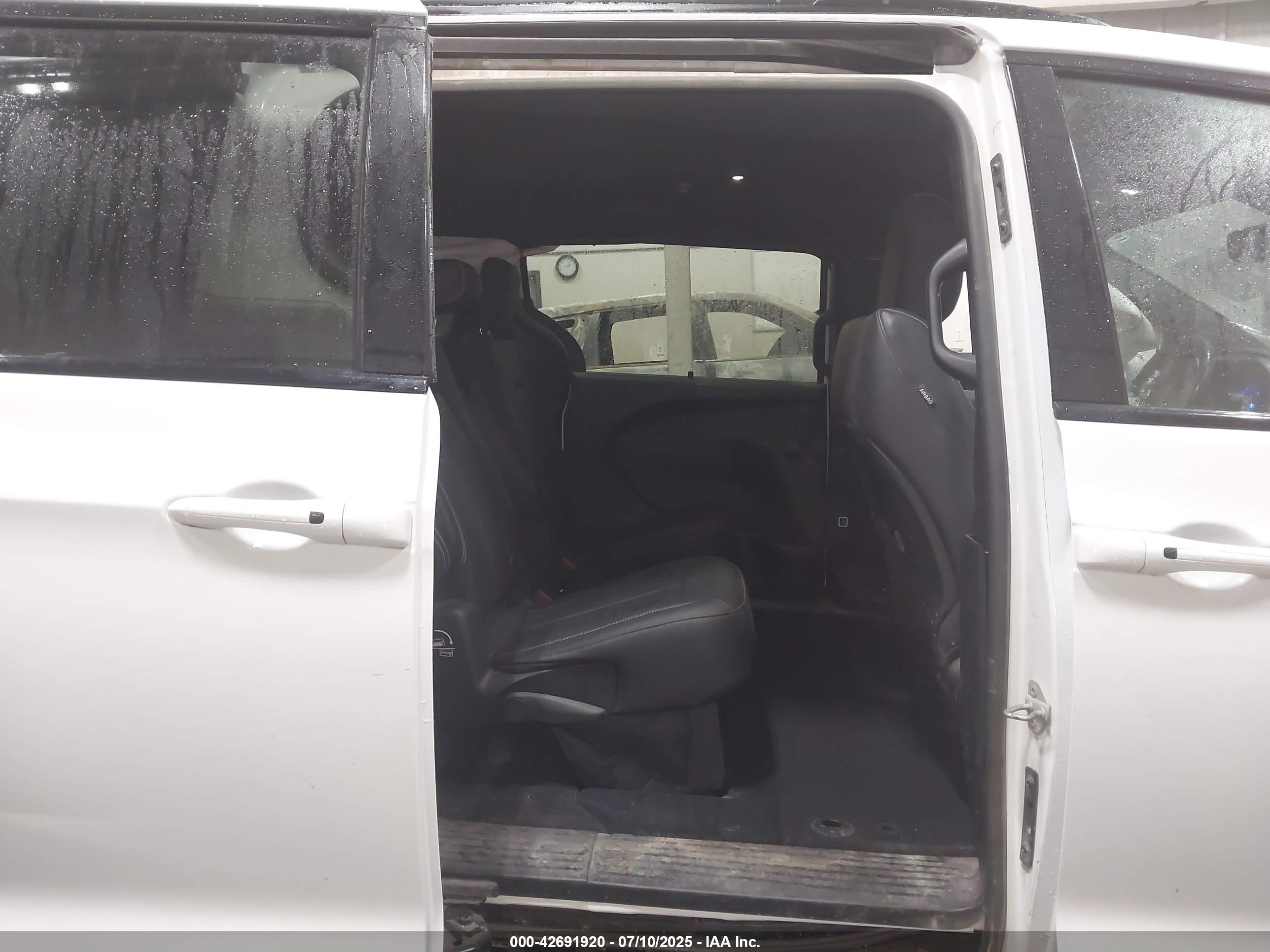 CHRYSLER PACIFICA image 8