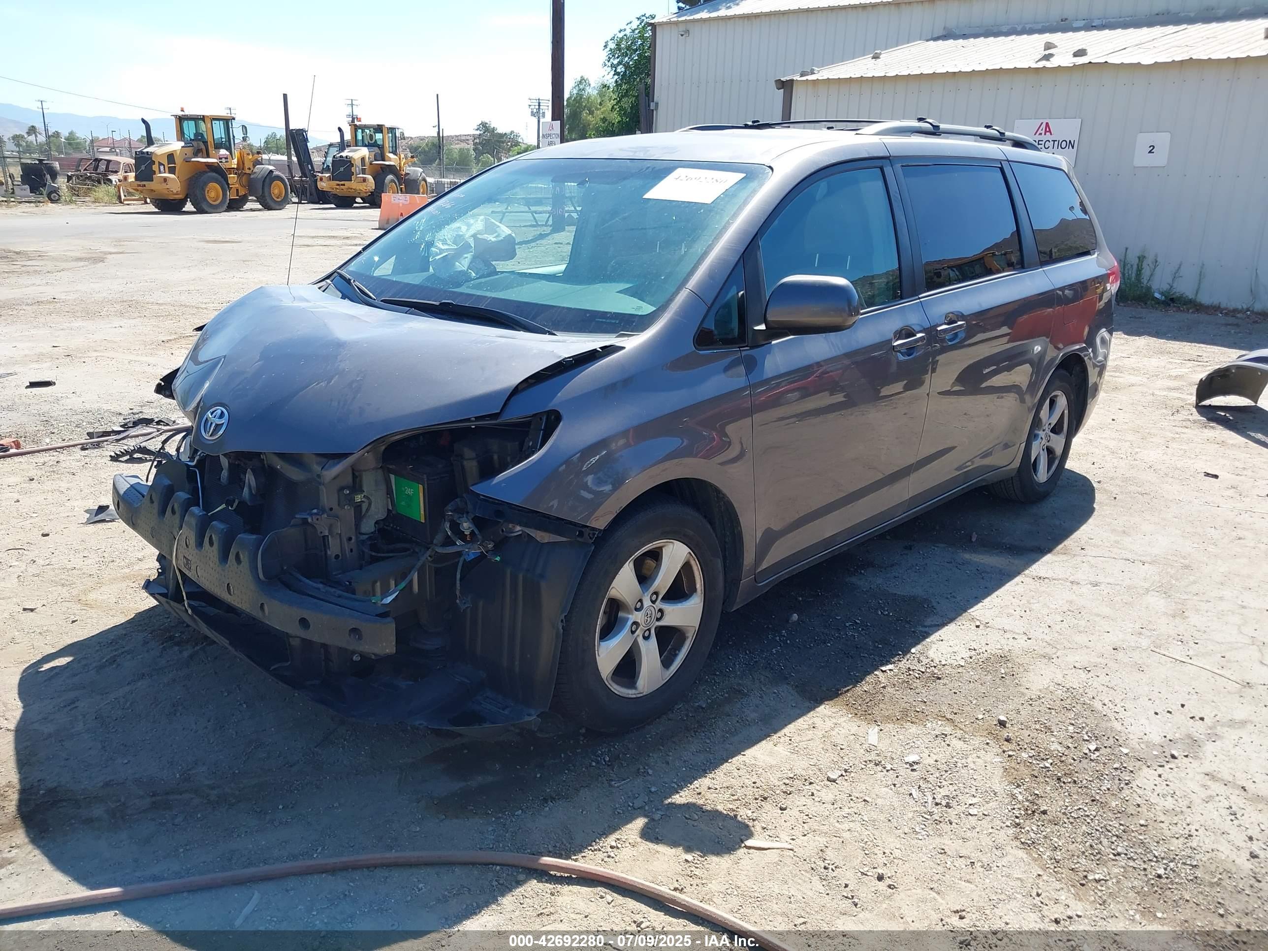 TOYOTA SIENNA image 2