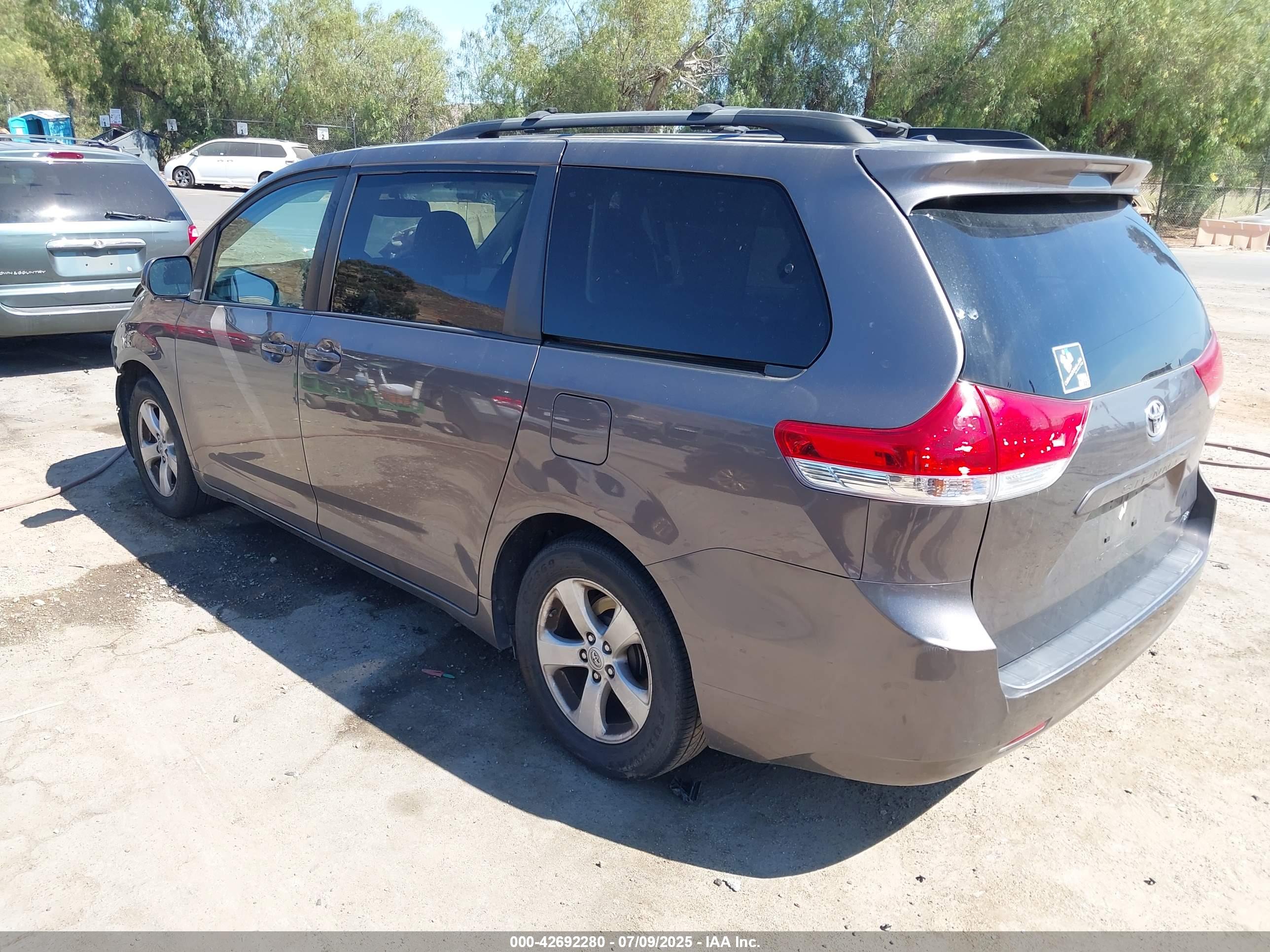 TOYOTA SIENNA image 3