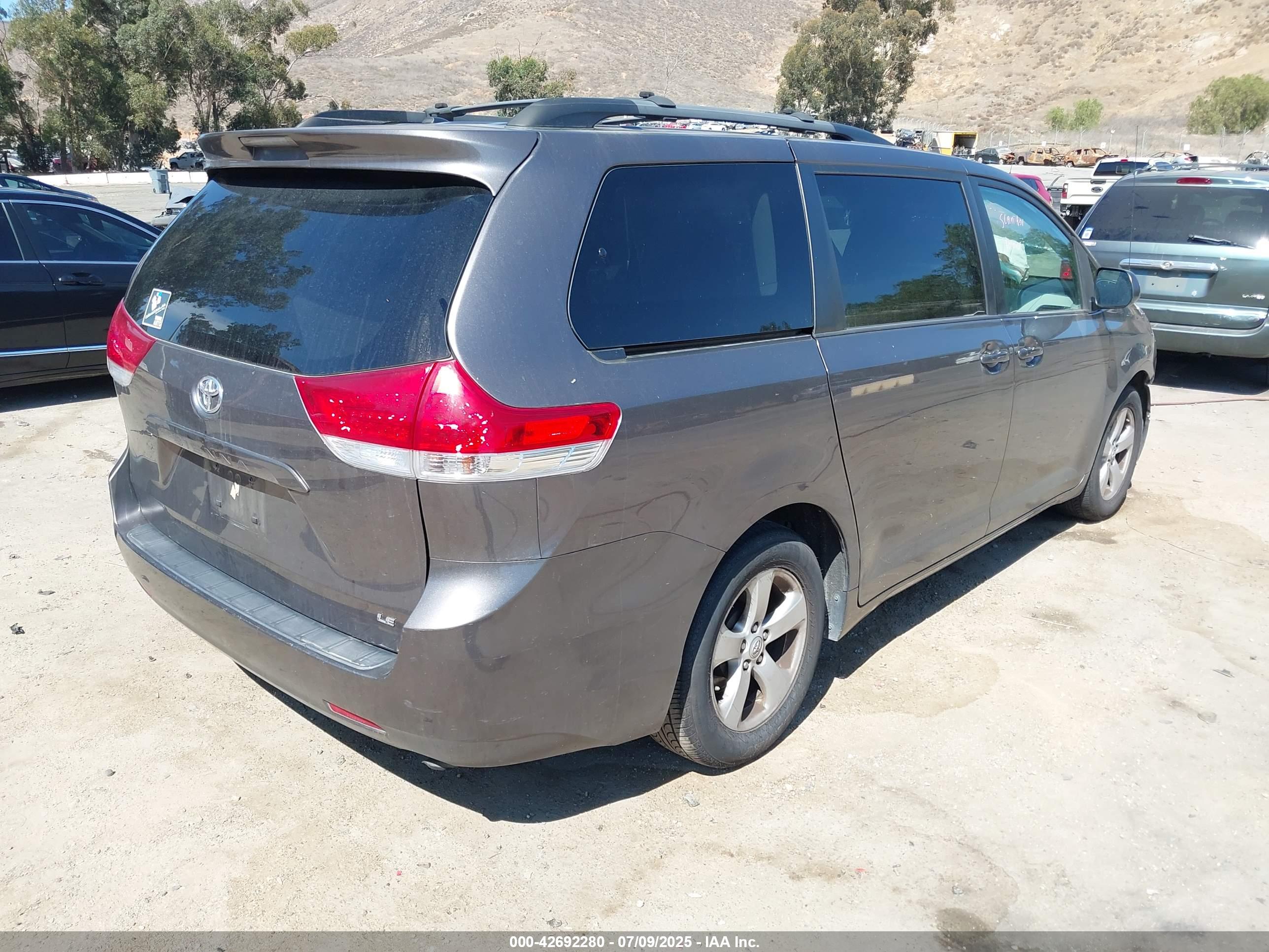 TOYOTA SIENNA image 4