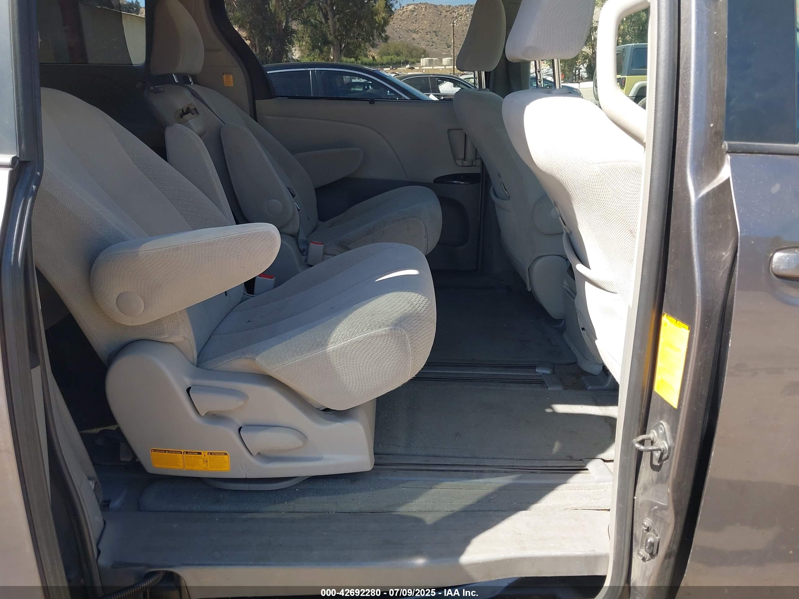 TOYOTA SIENNA image 8
