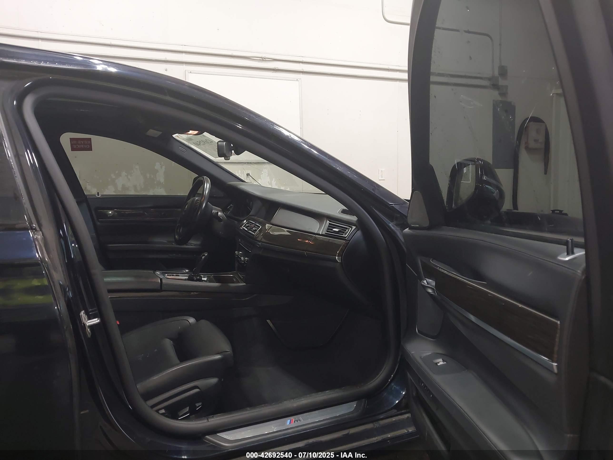 BMW 750I image 5