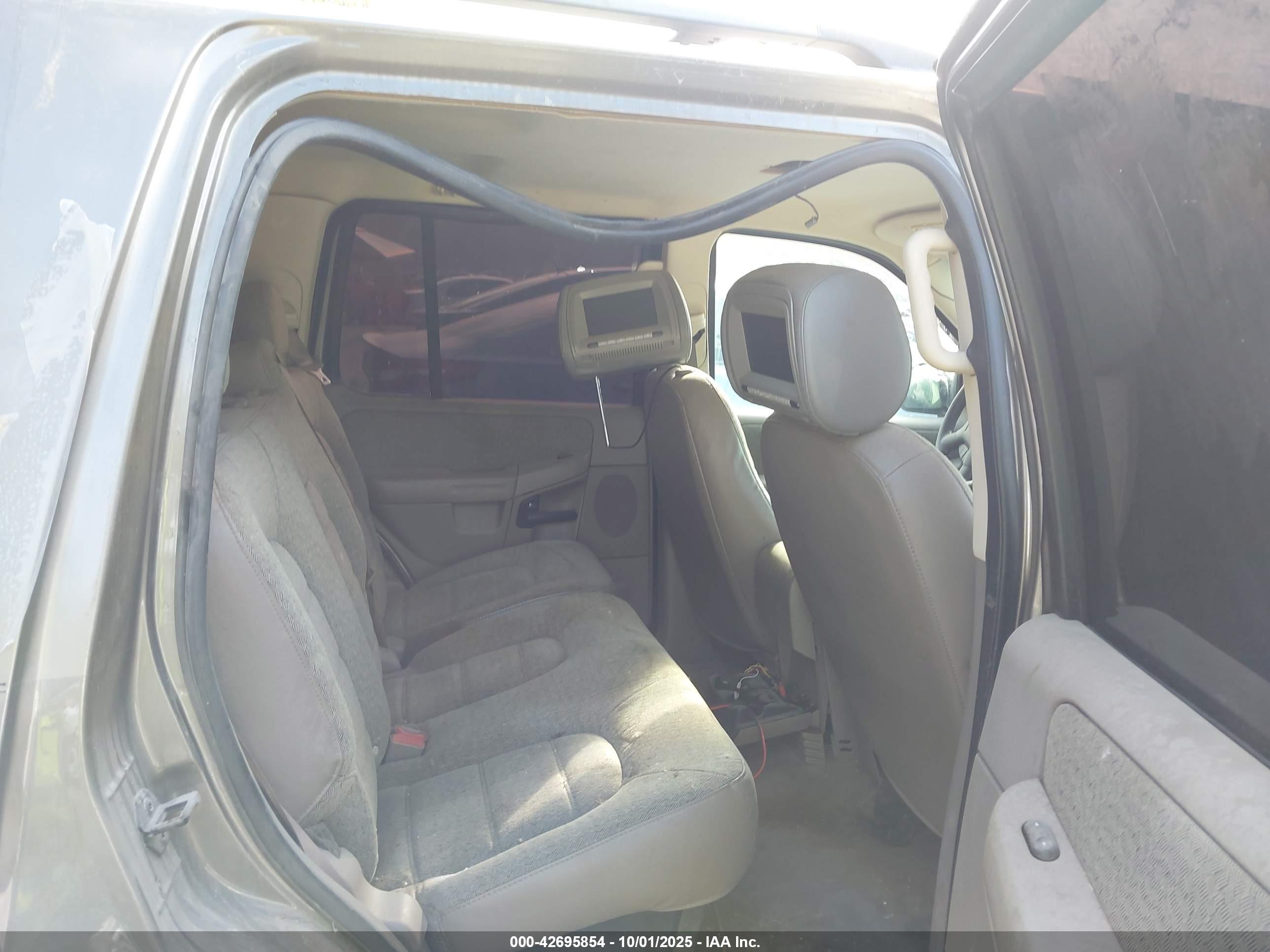 FORD EXPLORER image 8