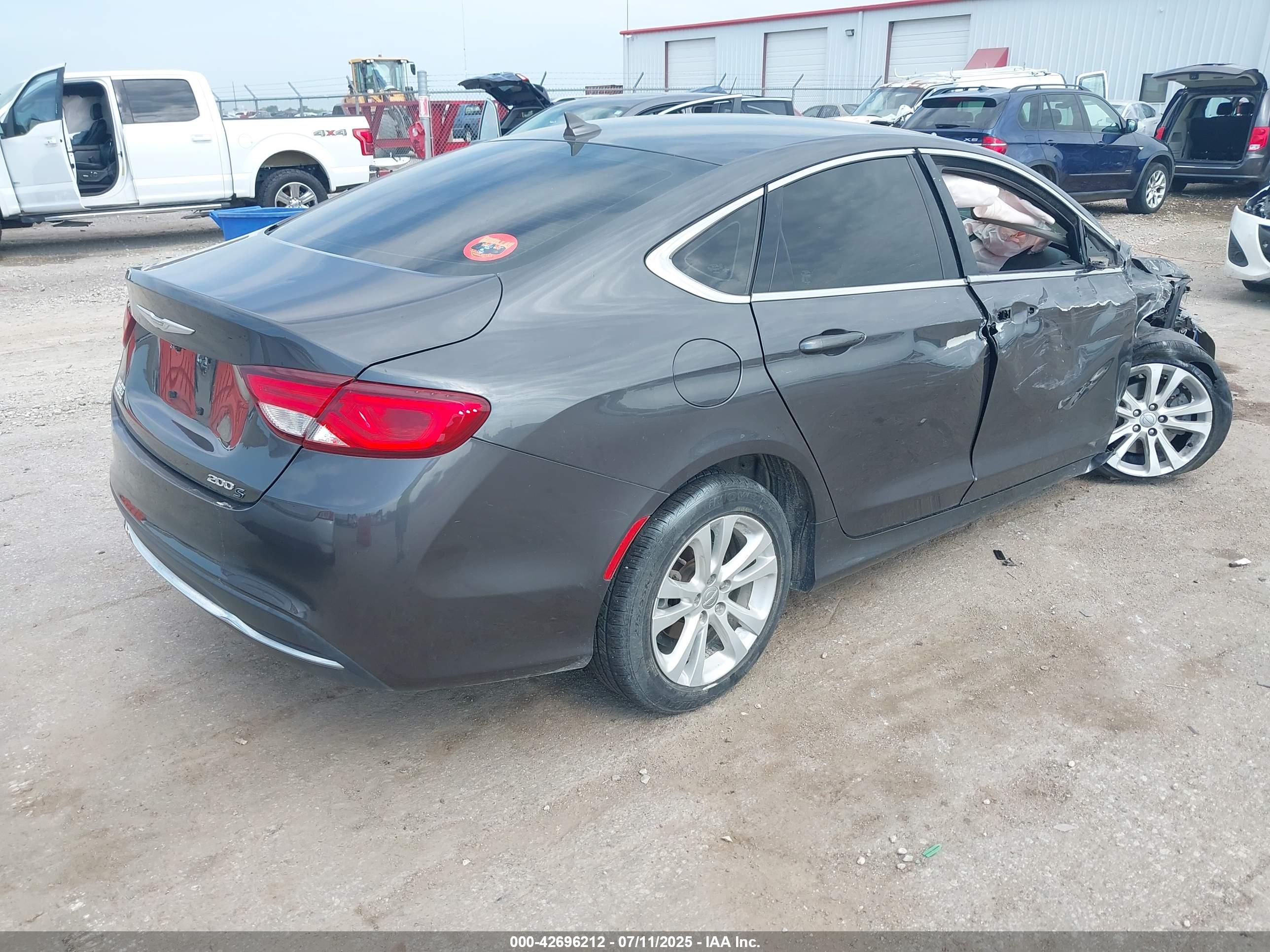 CHRYSLER 200 image 4