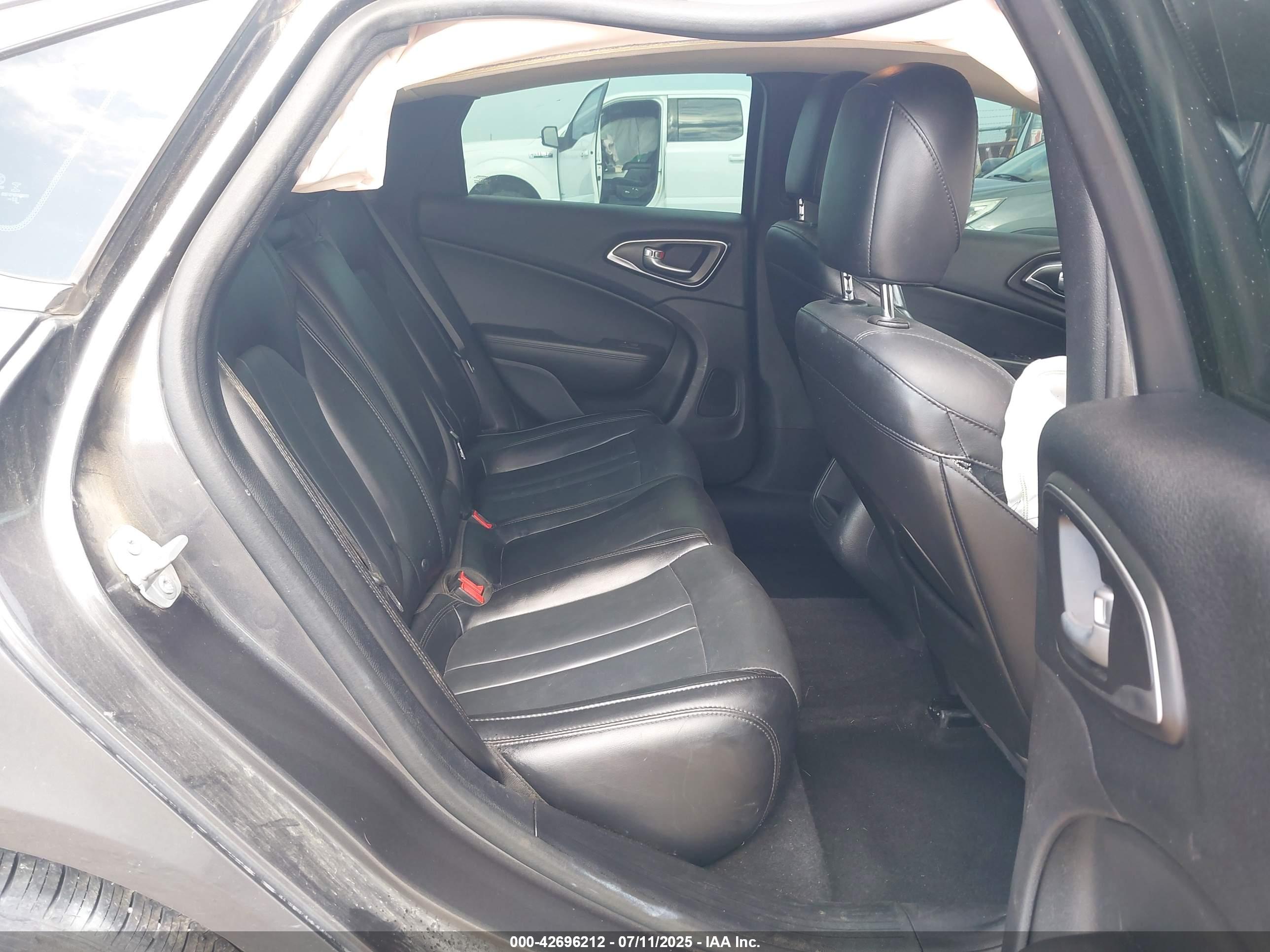 CHRYSLER 200 image 8