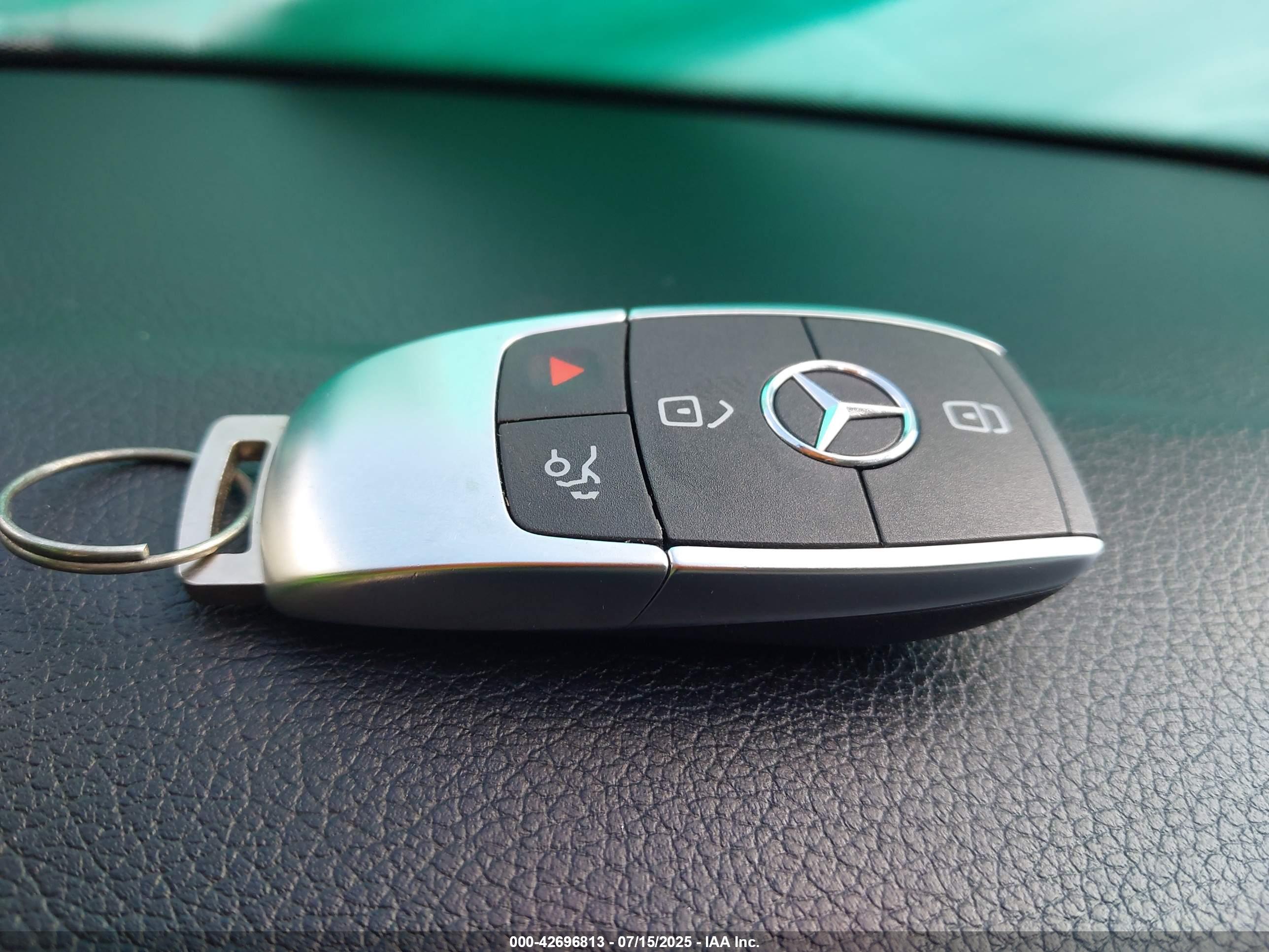 MERCEDES-BENZ GLB image 11