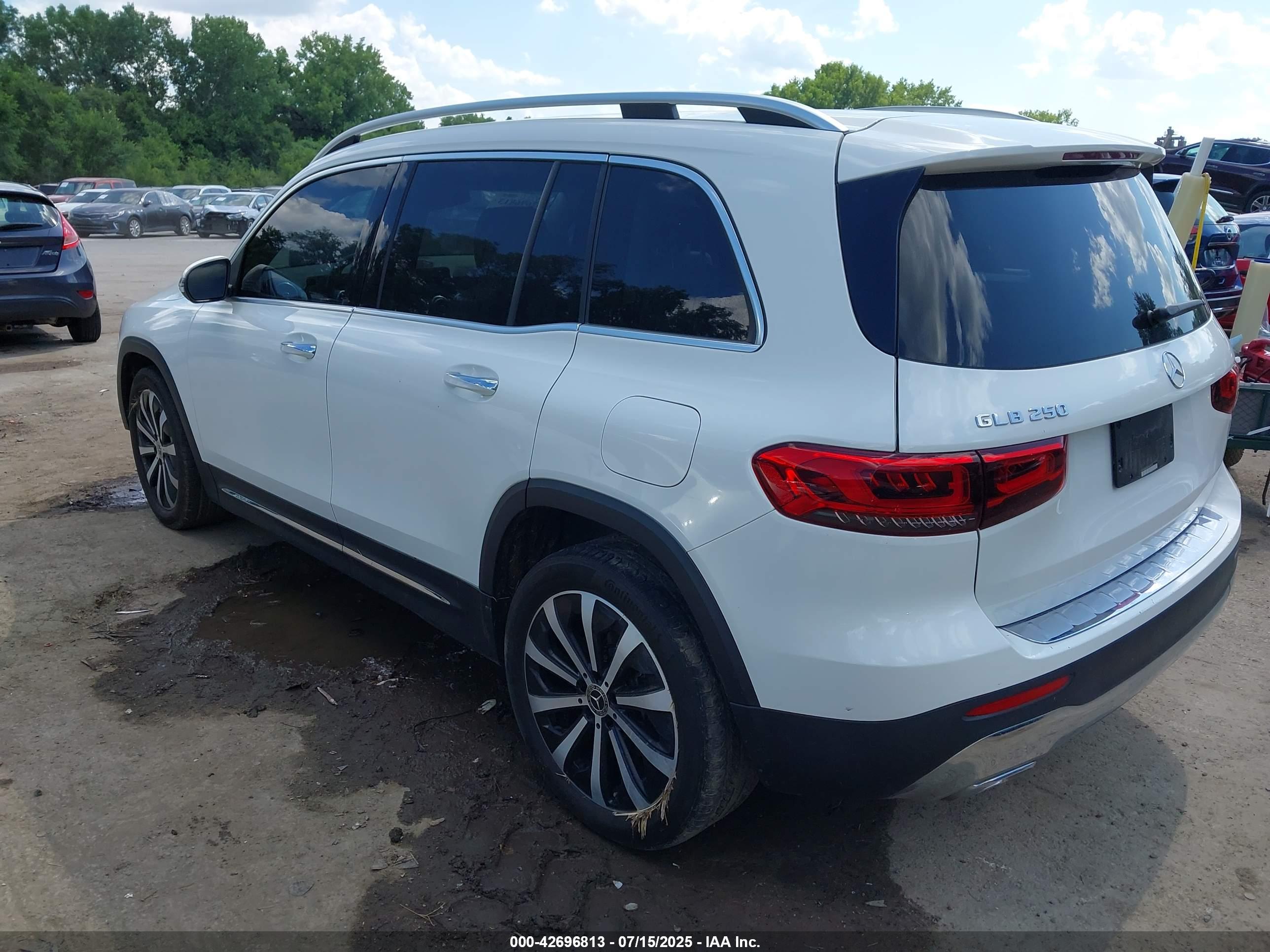 MERCEDES-BENZ GLB image 3
