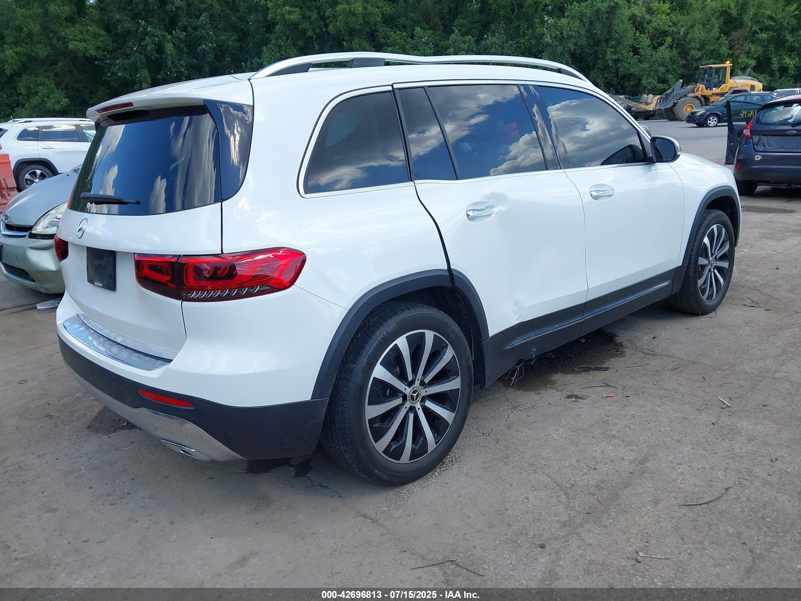 MERCEDES-BENZ GLB image 4
