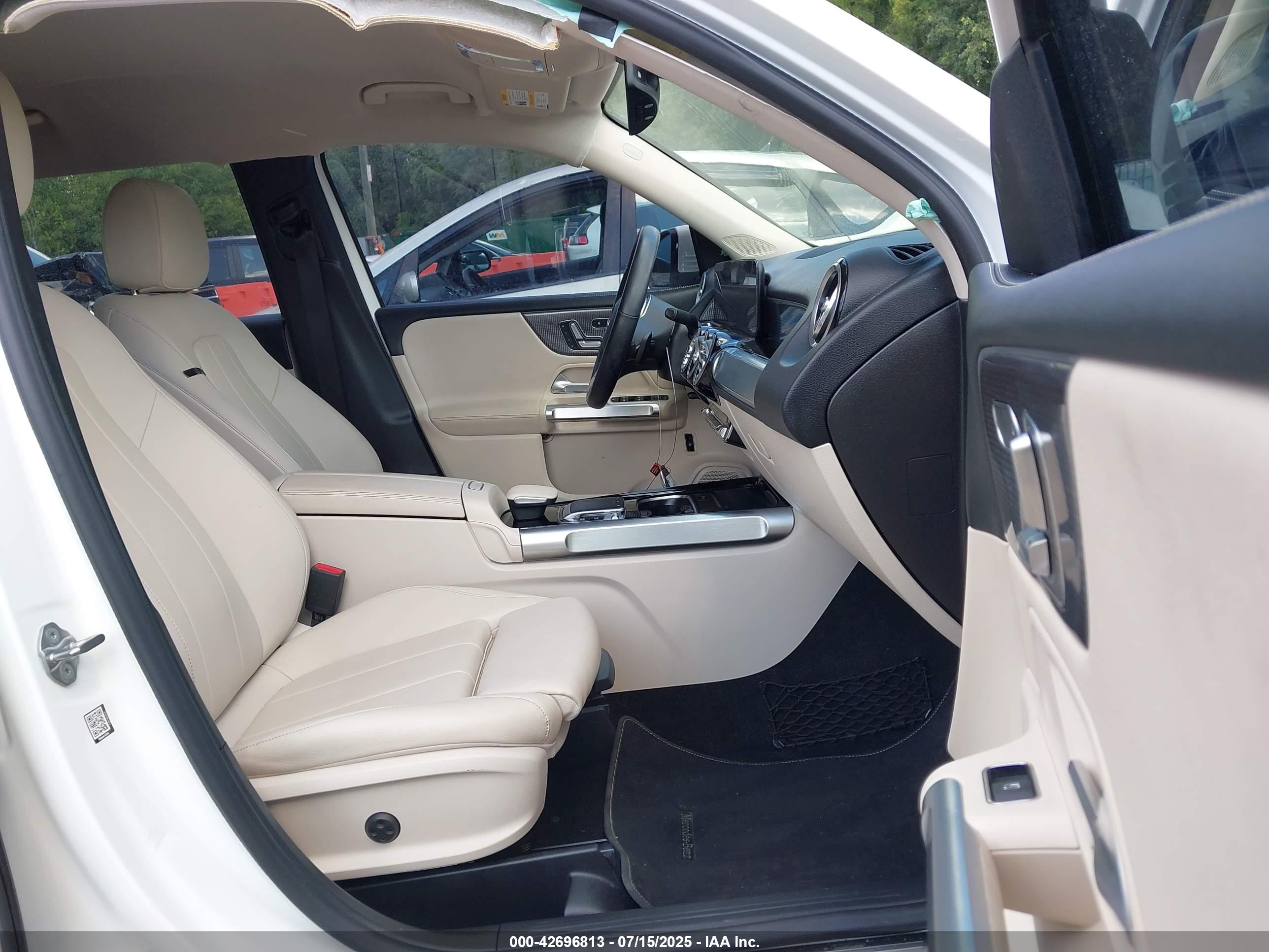 MERCEDES-BENZ GLB image 5